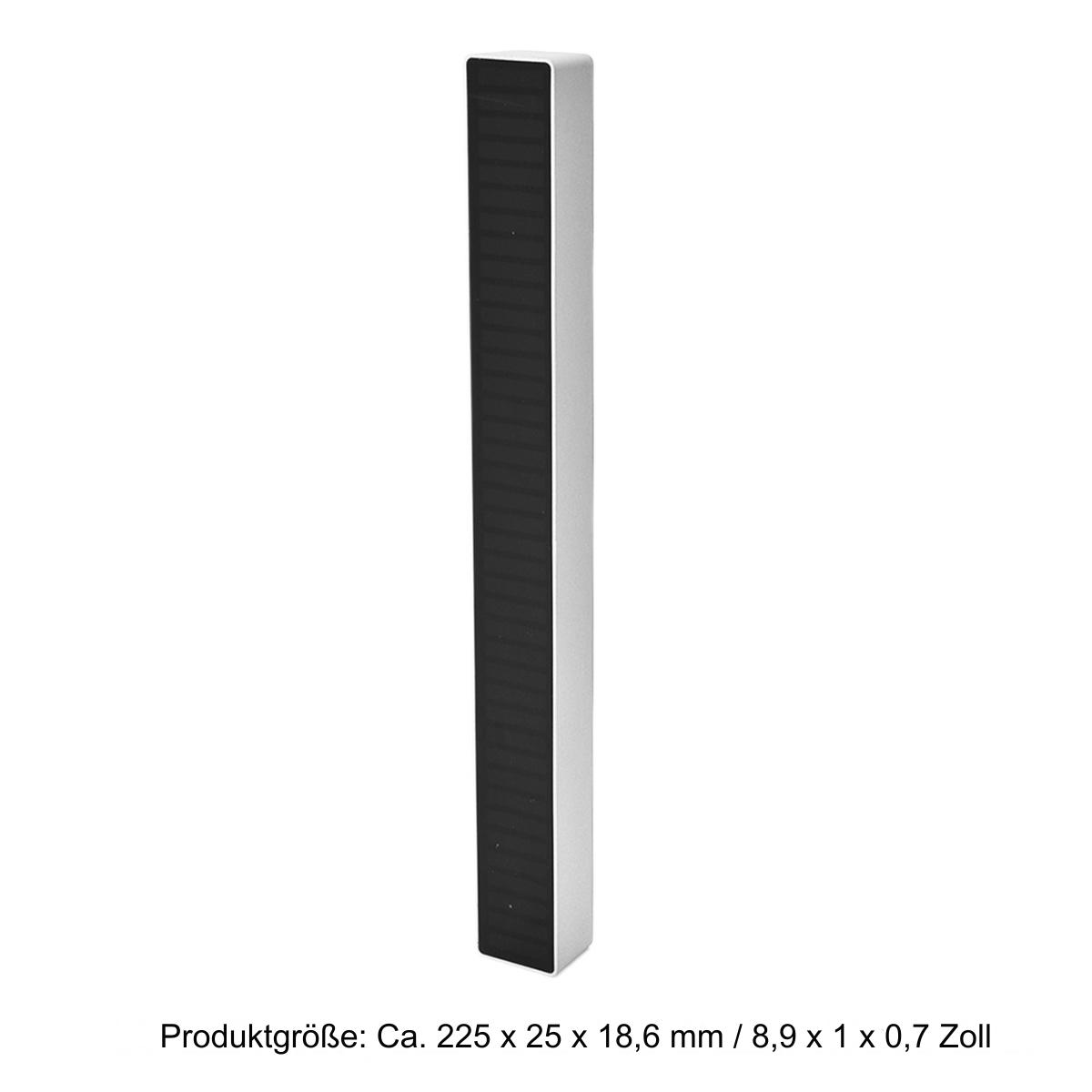 Ein langer, rechteckiger Metallstab mit schwarzen Linien, aufrecht stehend auf weißem Grund.