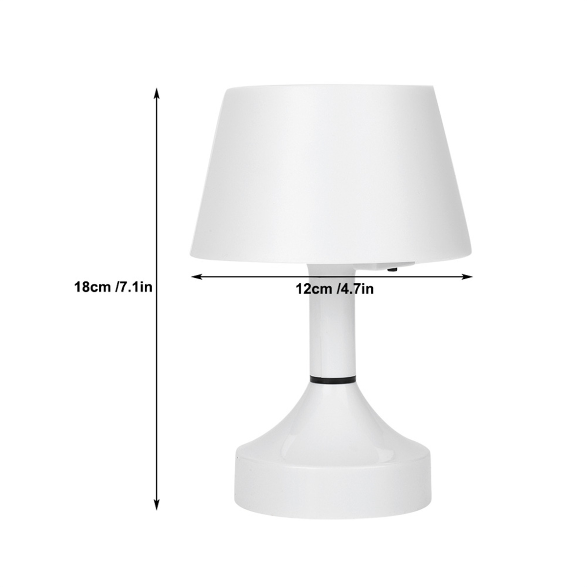 Weiße Tischlampe. Sie hat einen Sockel, einen Stiel und einen Lampenschirm. Abmessungen sind beschriftet: 18cm/7.1in, 12cm/4.7in.