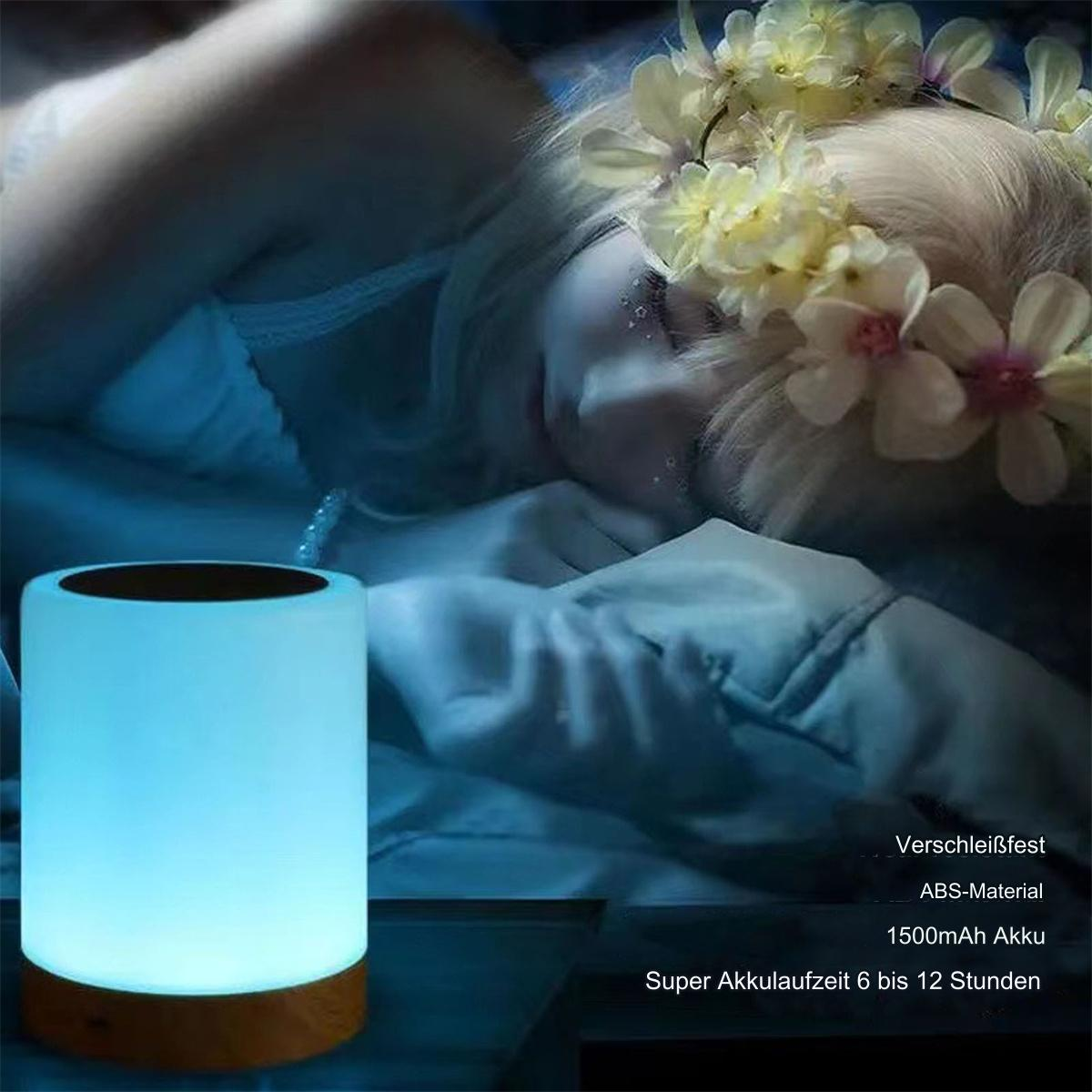 Frau mit Blumenkrone liegt im Bett mit blauer Nachttischlampe.
