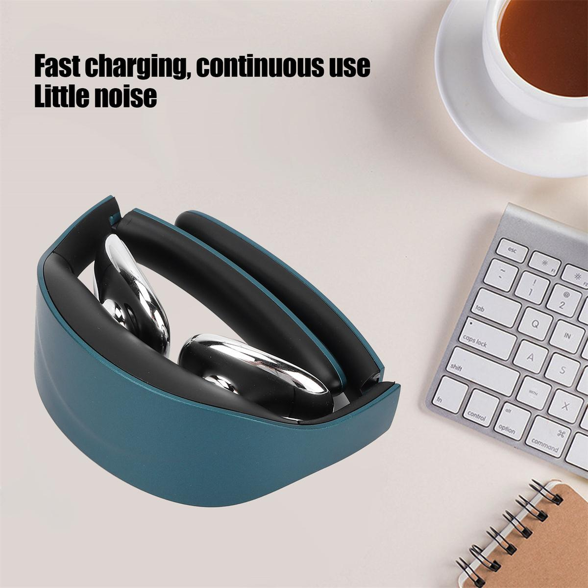 Nackenmassagegerät auf einem Schreibtisch mit Tastatur und Tasse. Text: 'Schnelles Aufladen, Dauerbetrieb, wenig Lärm'.