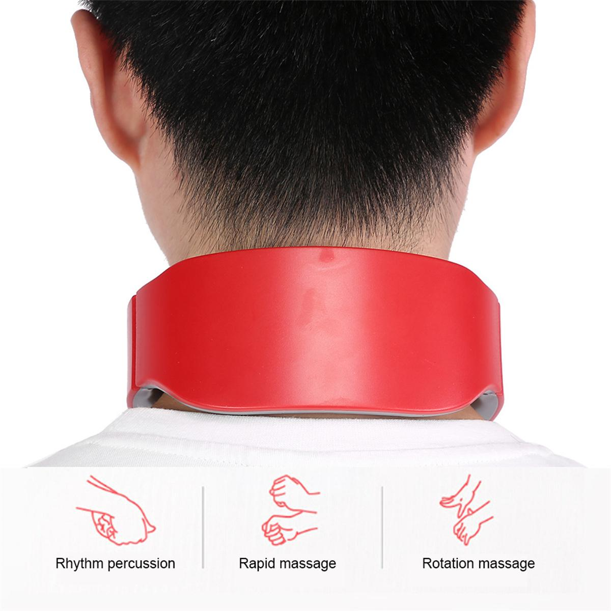 Ein rotes Nackenmassagegerät am Hals einer Person. Es hat 3 Massagemodi: Rhythmus, schnell und Rotation.