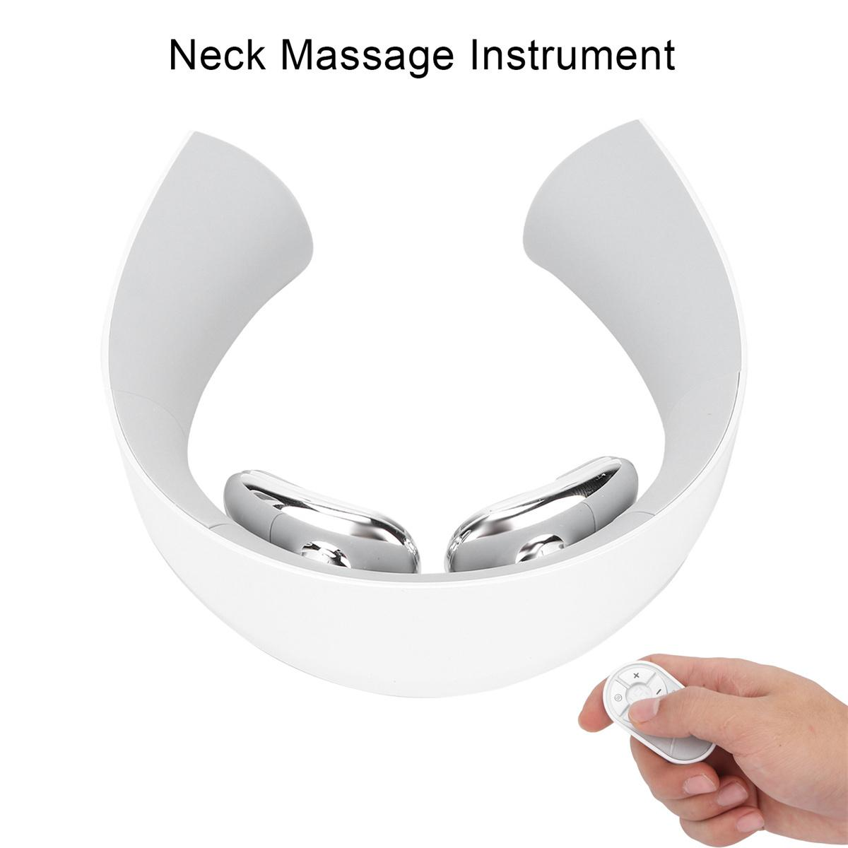 Weißes Nackenmassagegerät. Es hat zwei silberne Knoten. Eine Hand hält die Fernbedienung.