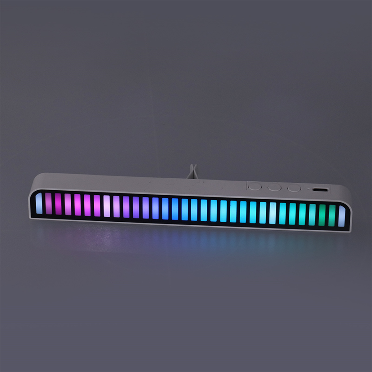 Eine weiße Soundbar mit mehrfarbigem LED-Display. Grauer Hintergrund.