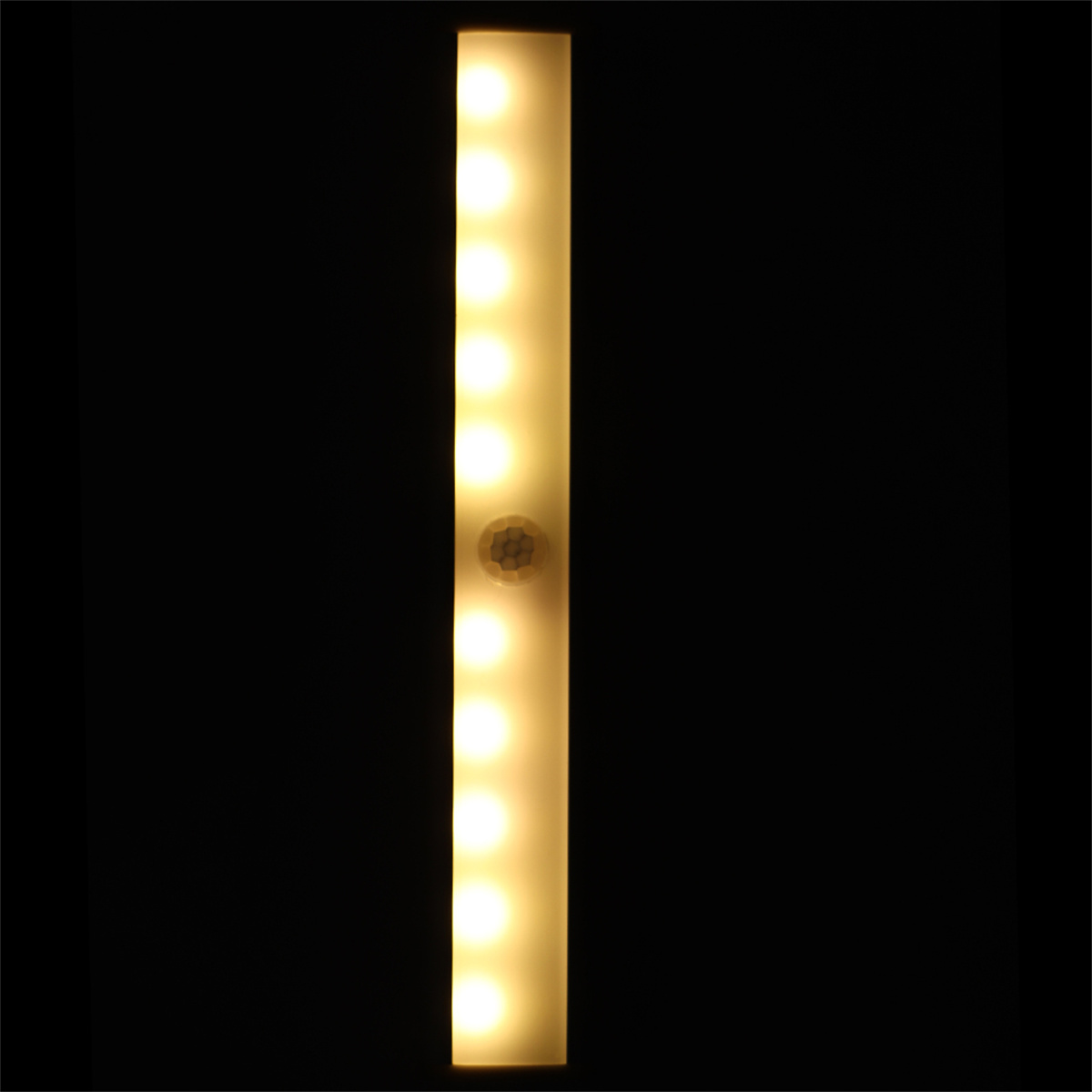 Eine vertikale LED-Leuchte mit Sensor leuchtet vor schwarzem Hintergrund.