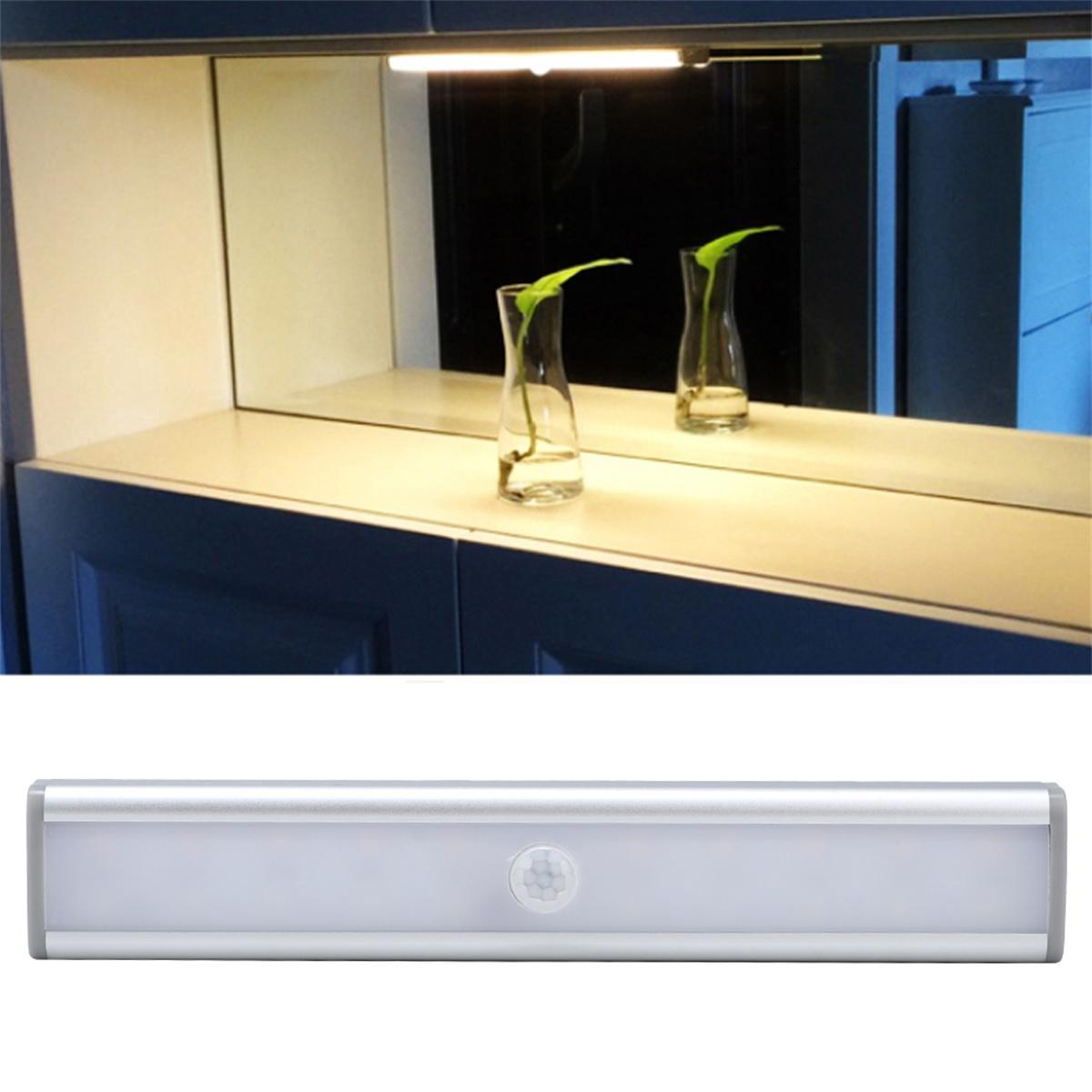 Holzregal mit Vasen mit Pflanzen und LED-Licht.