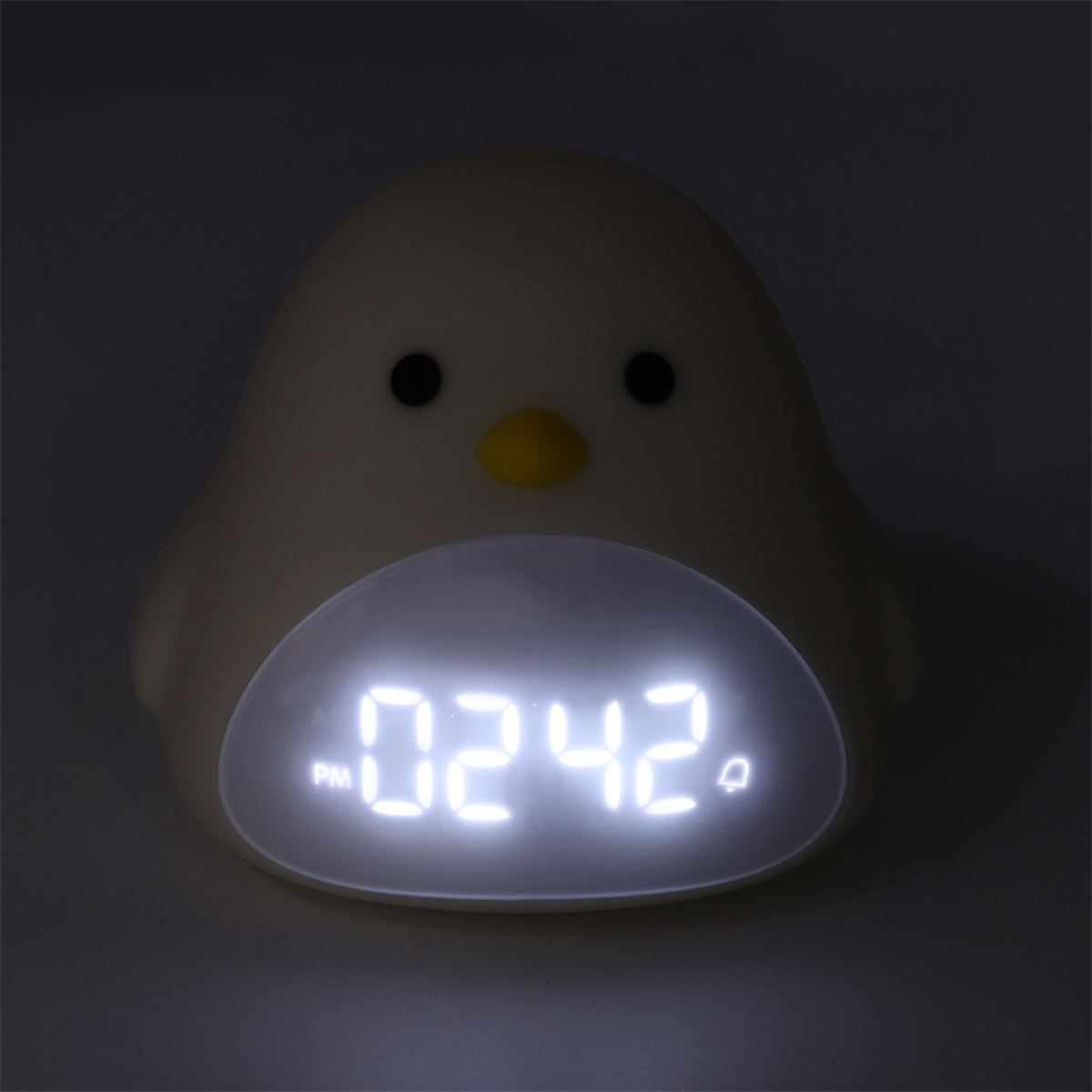 Ein pinguinförmiger digitaler Wecker, der 14:42 Uhr anzeigt. Die Uhr hat ein weißes Zifferblatt und einen schwarzen Körper.