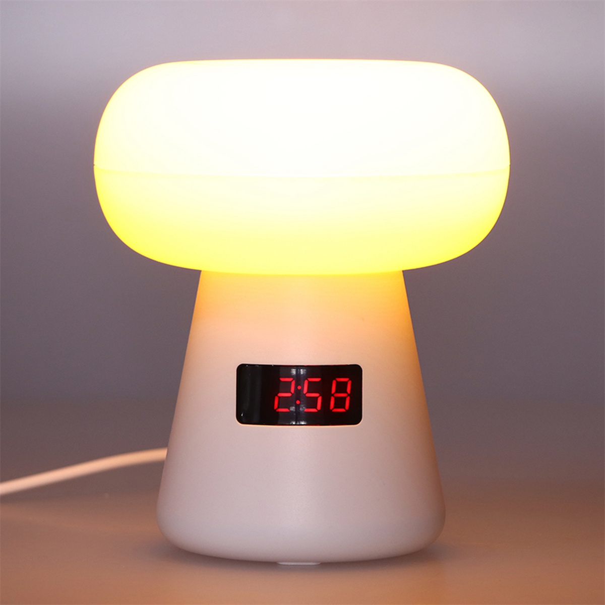 Eine pilzförmige Lampe mit einer Digitaluhr, die 2:58 auf ihrer Basis anzeigt.