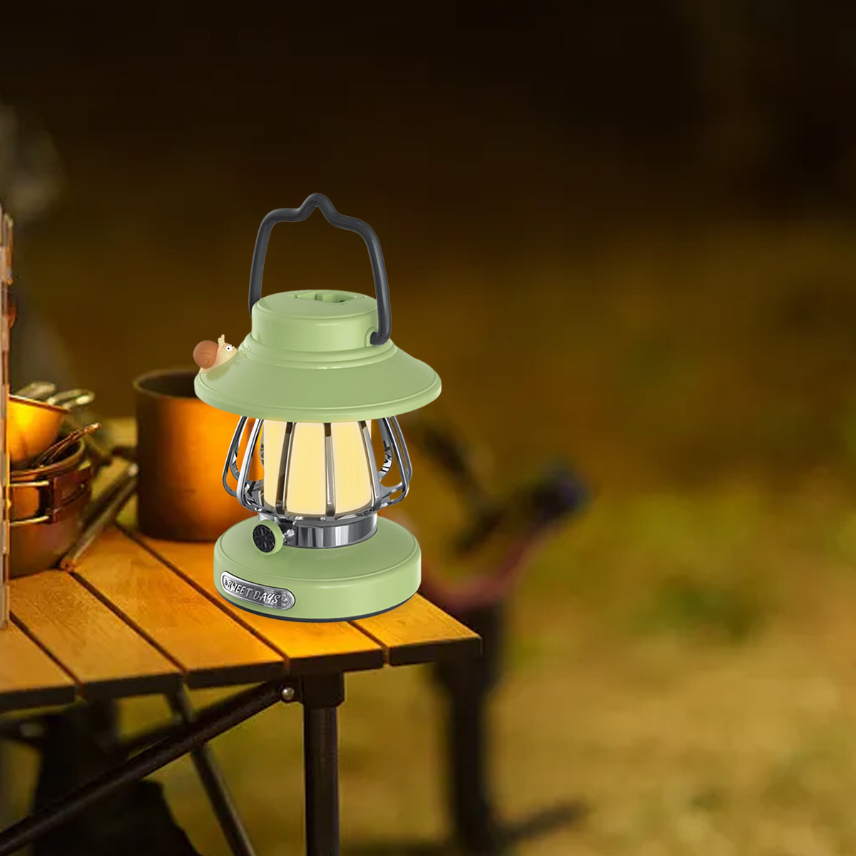 Grüne Laterne auf einem Holztisch. Es ist eine Laterne im Vintage-Stil mit Griff. Dunkler Hintergrund mit Bäumen.