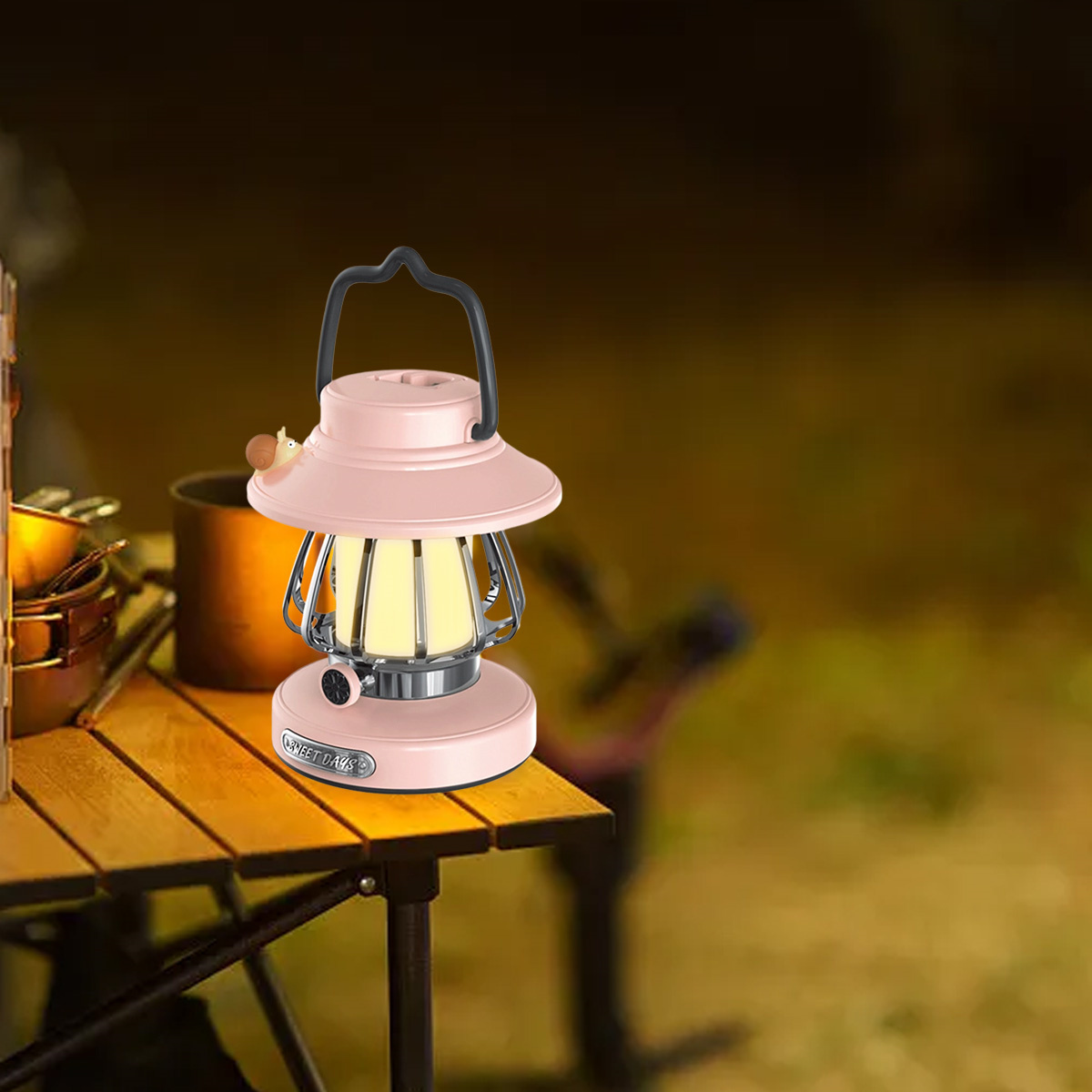 Eine rosa Laterne auf einem Holztisch, mit einem Hintergrund, der eine Campingumgebung im Freien bei Nacht andeutet.