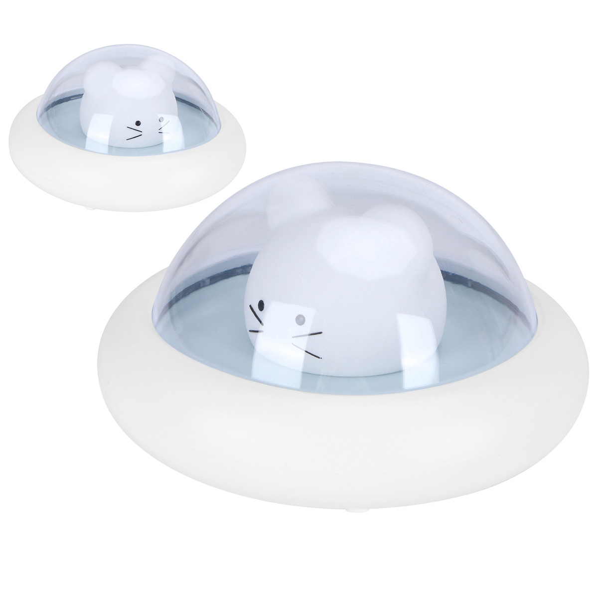 Zwei weiße katzenförmige Lichter unter durchsichtigen Kuppeln. Sie sitzen auf weißen Plattformen.