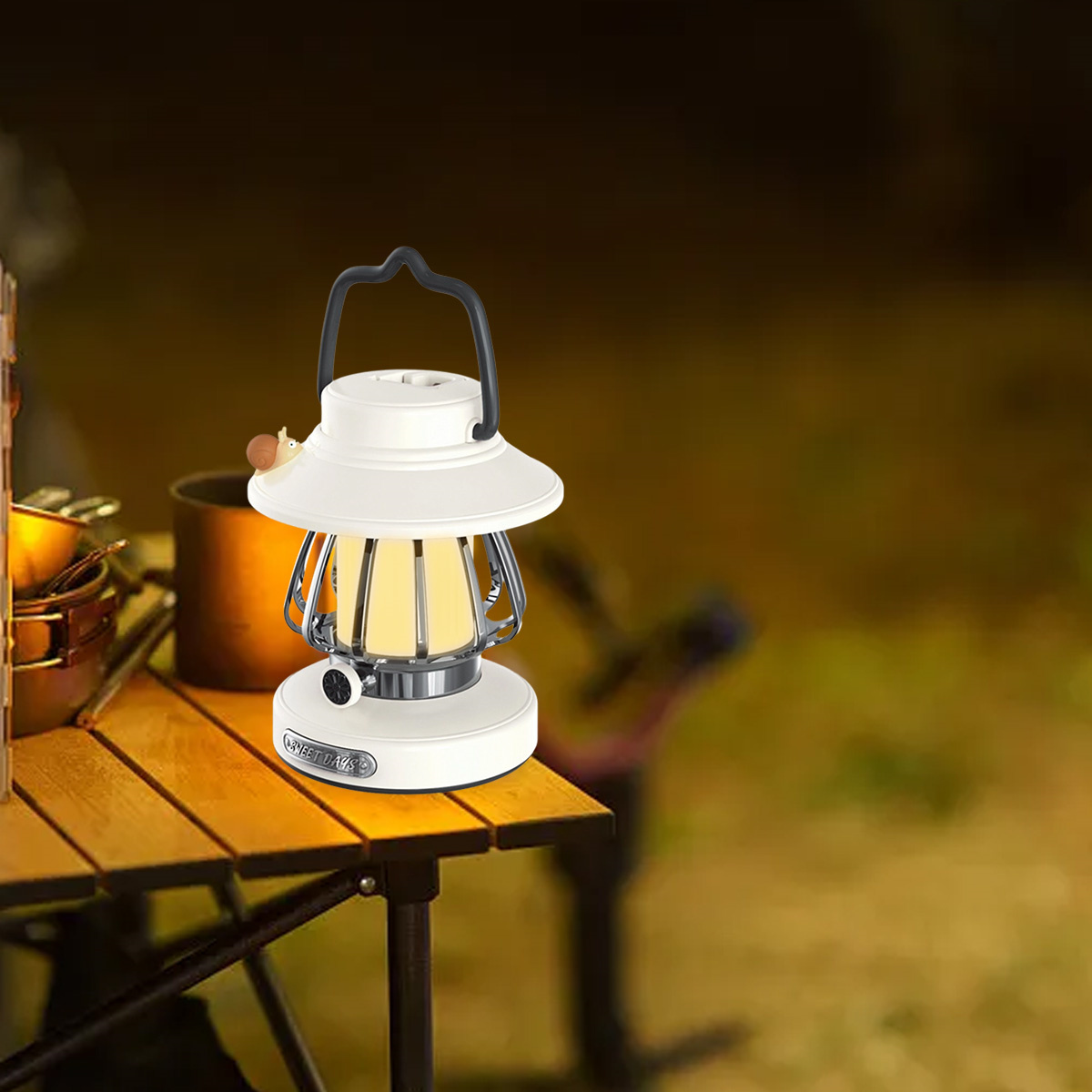 Eine weiße Vintage-Laterne auf einem Holztisch, mit verschwommenem Hintergrund im Freien bei Nacht.