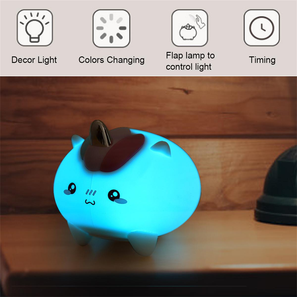 Ein blaues Licht mit Zeichentrickfiguren auf einem Holztisch.