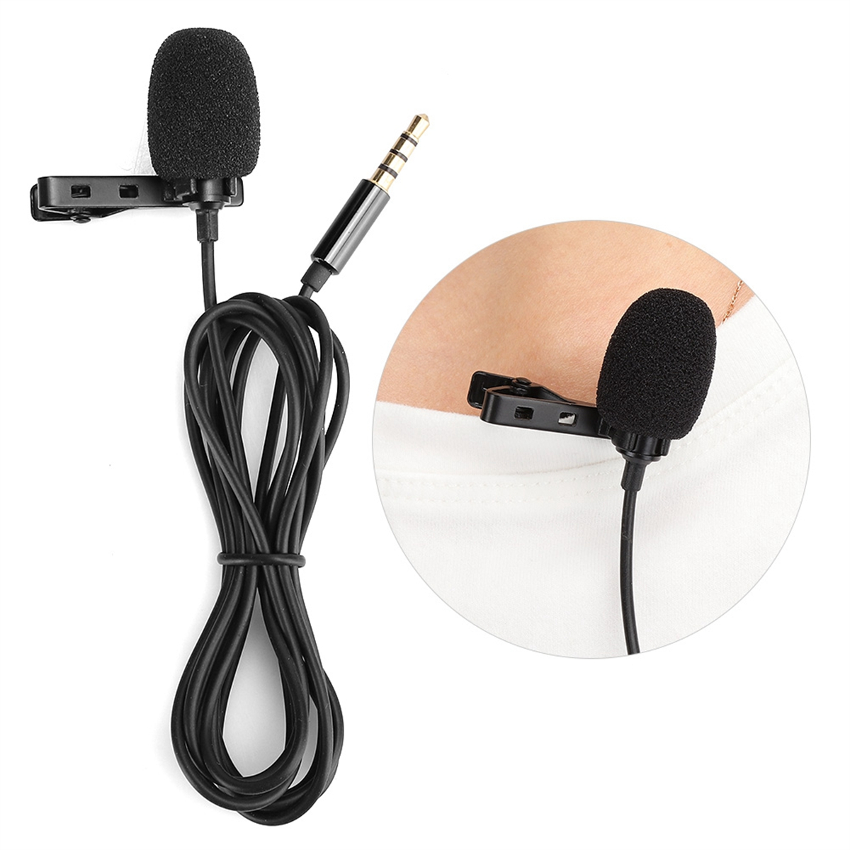 Zwei schwarze Ansteckmikrofone mit gewendeltem Kabel und 3,5-mm-Klinke. Eines ist in Gebrauch.