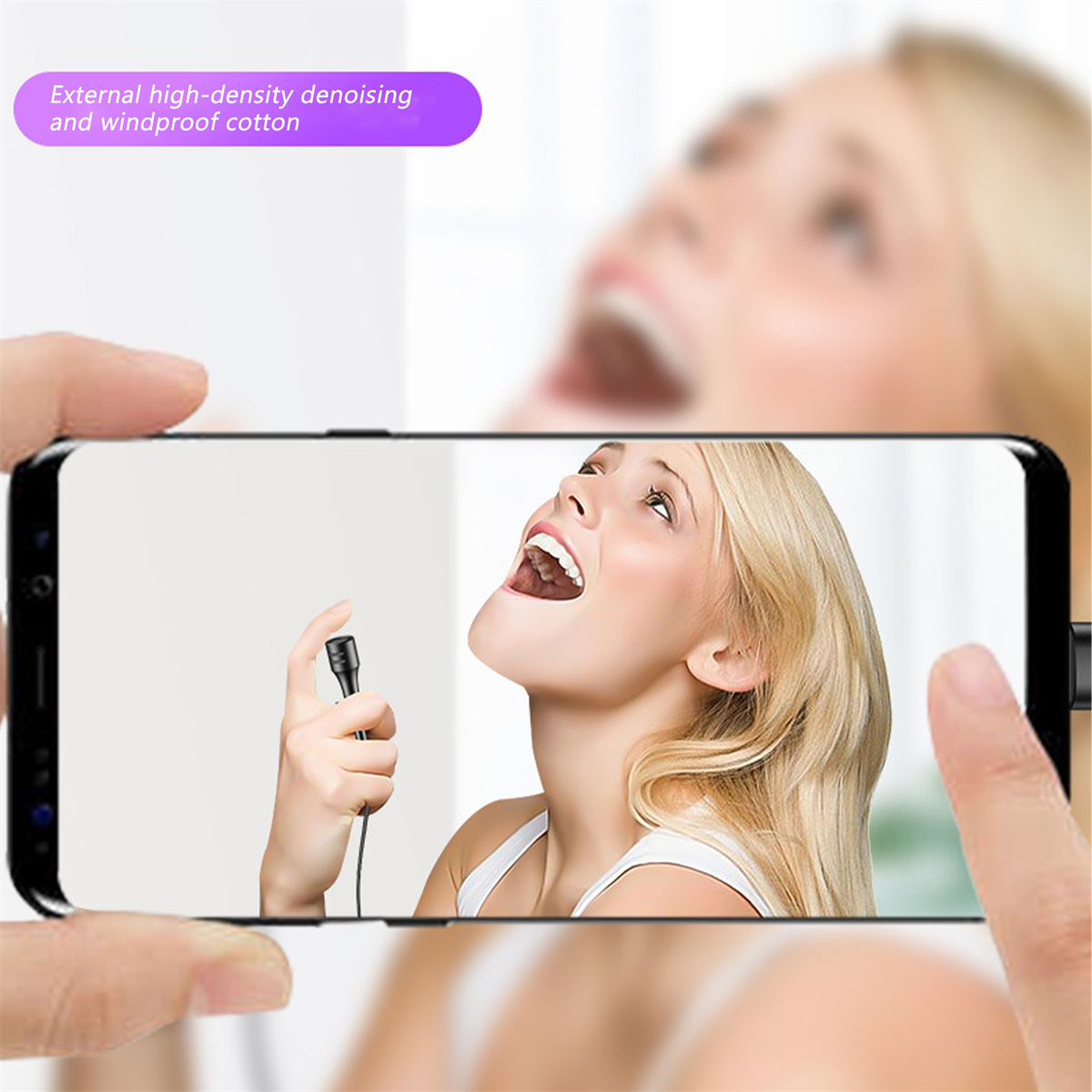Eine Person hält ein Telefon, das den Mund einer Frau während einer Zahnuntersuchung zeigt.