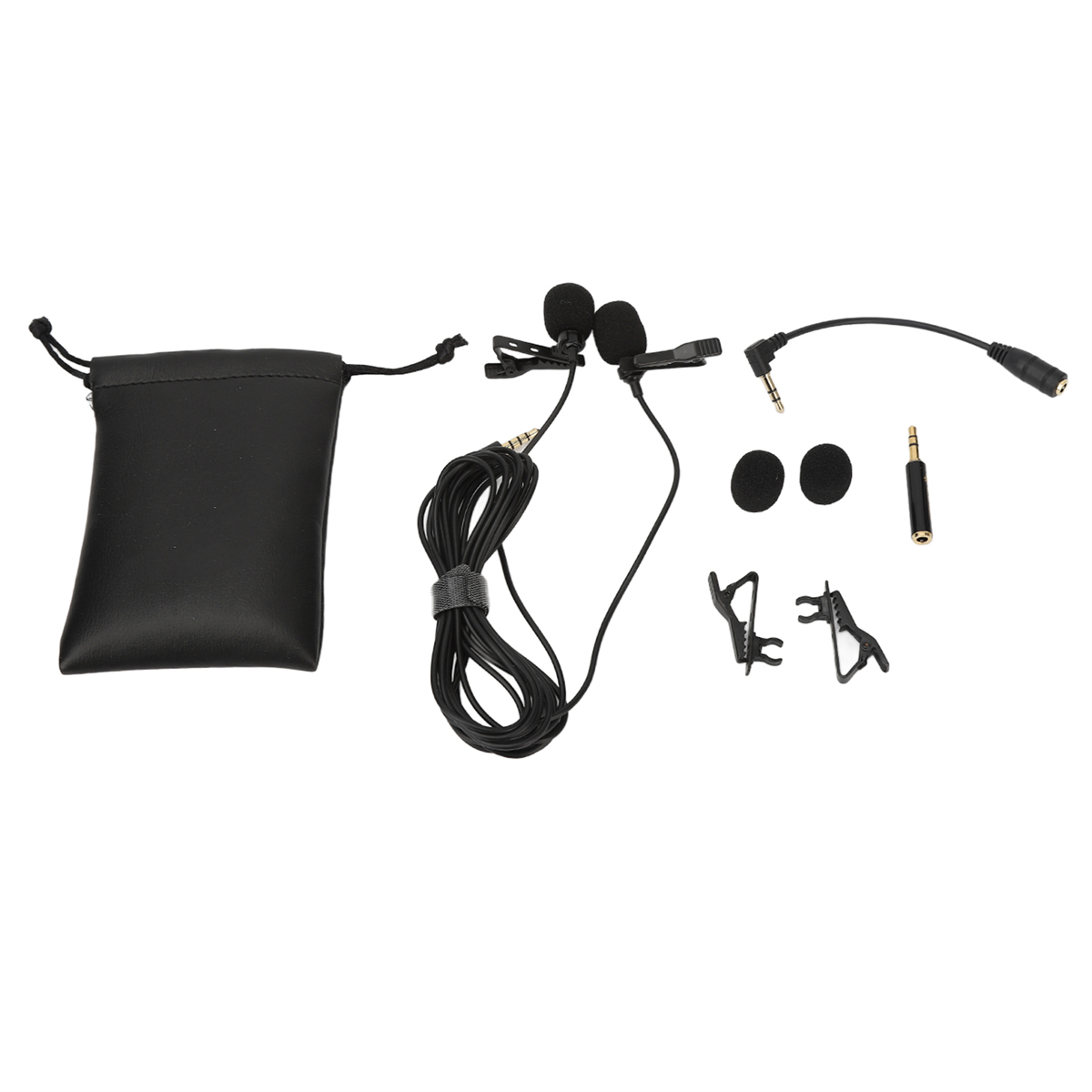 Ein schwarzes Mikrofon-Set mit zwei Ansteckmikrofonen, Clips, einem Beutel und einem Stecker auf Weiß.