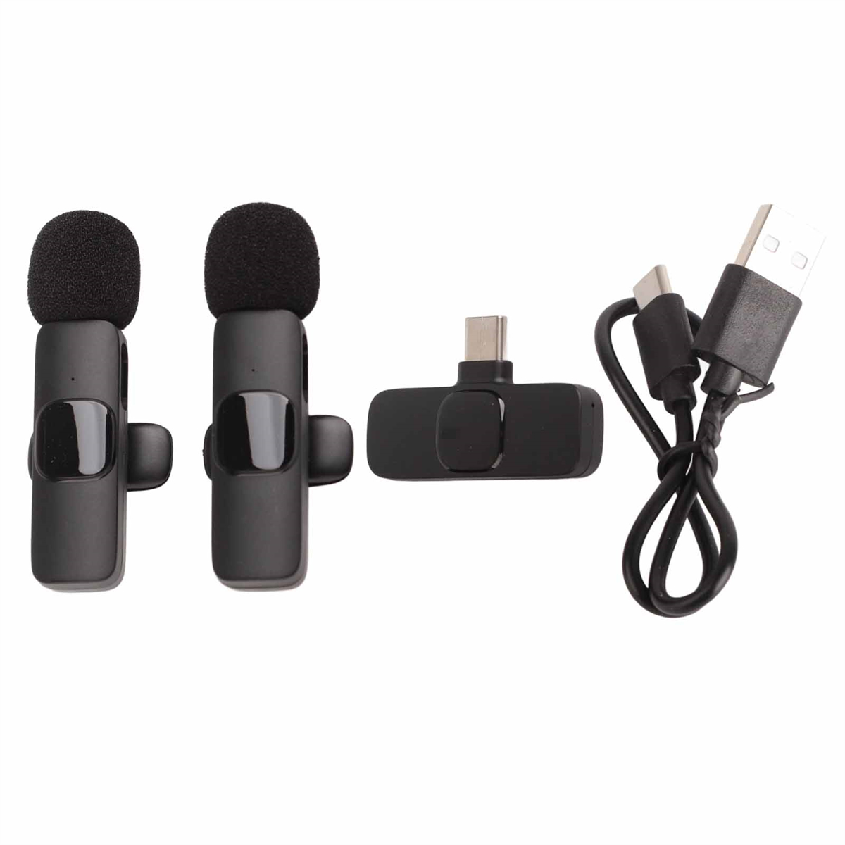 Zwei schwarze drahtlose Mikrofone, ein Empfänger und ein USB-C-Ladekabel auf weißem Hintergrund.