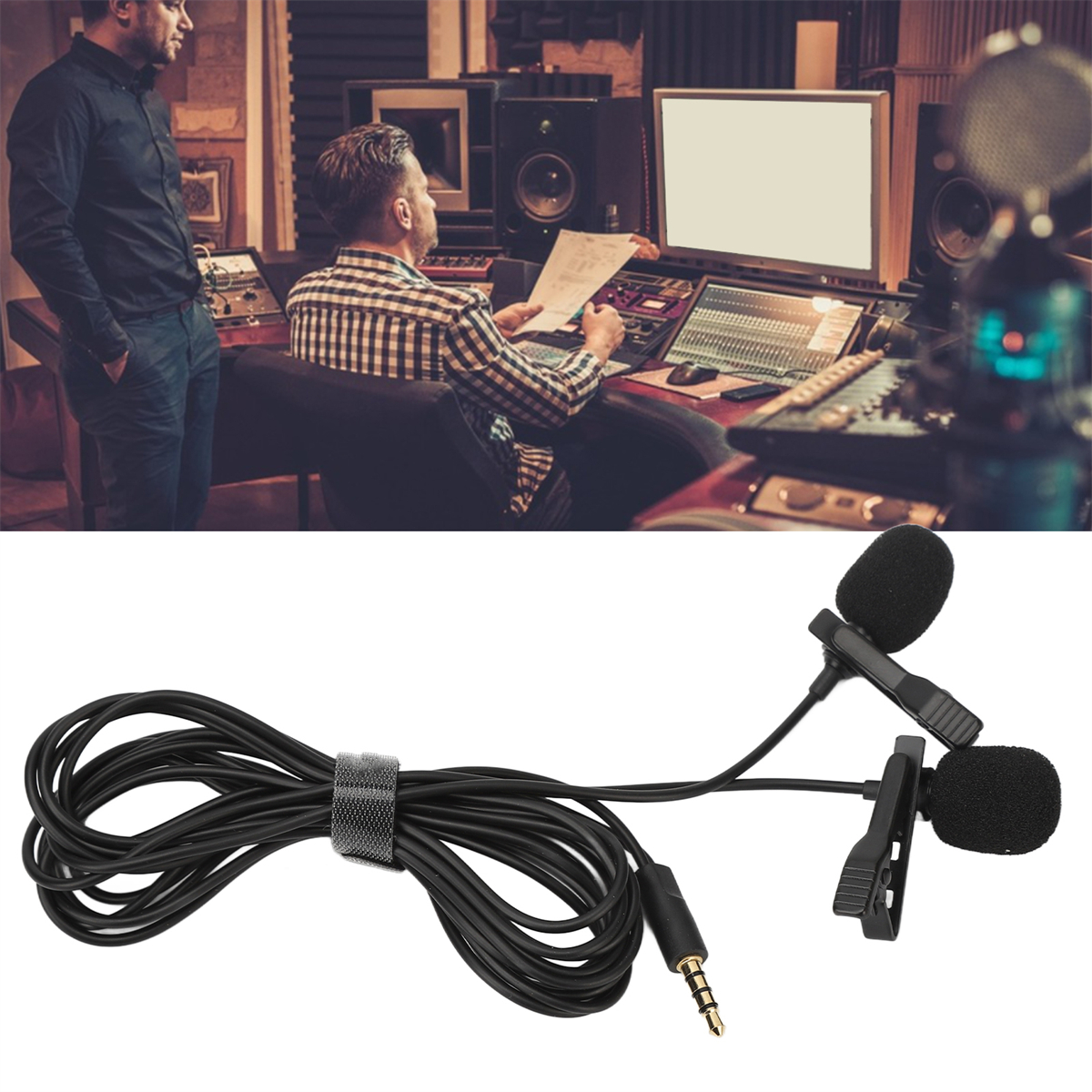 Zwei Männer in einem Aufnahmestudio. Einer blickt auf einen Computerbildschirm, der andere steht.