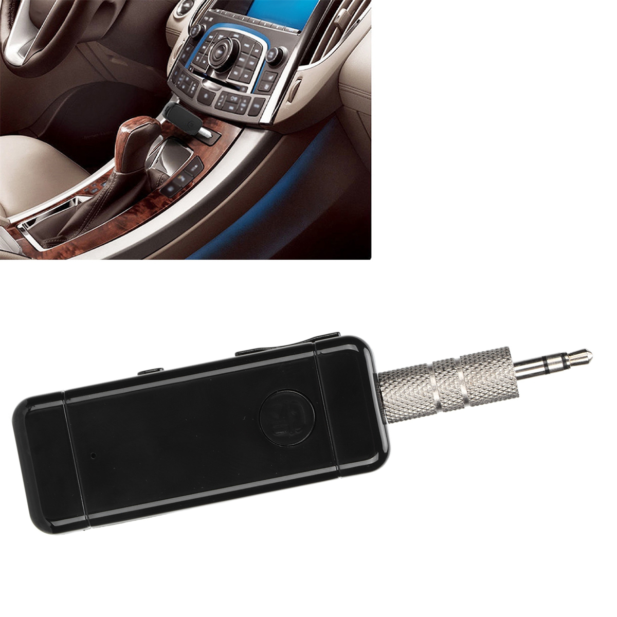 Schwarzer Bluetooth-Empfänger mit silbernem Audioanschluss, im Inneren eines Autos.