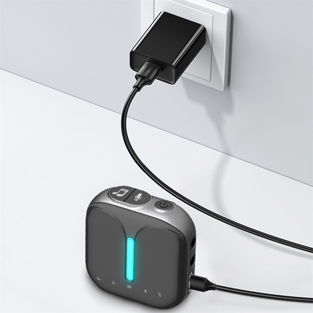 Ein schwarzer Audioempfänger, der an eine Steckdose angeschlossen ist. Ein blaues Licht leuchtet auf dem Gerät.