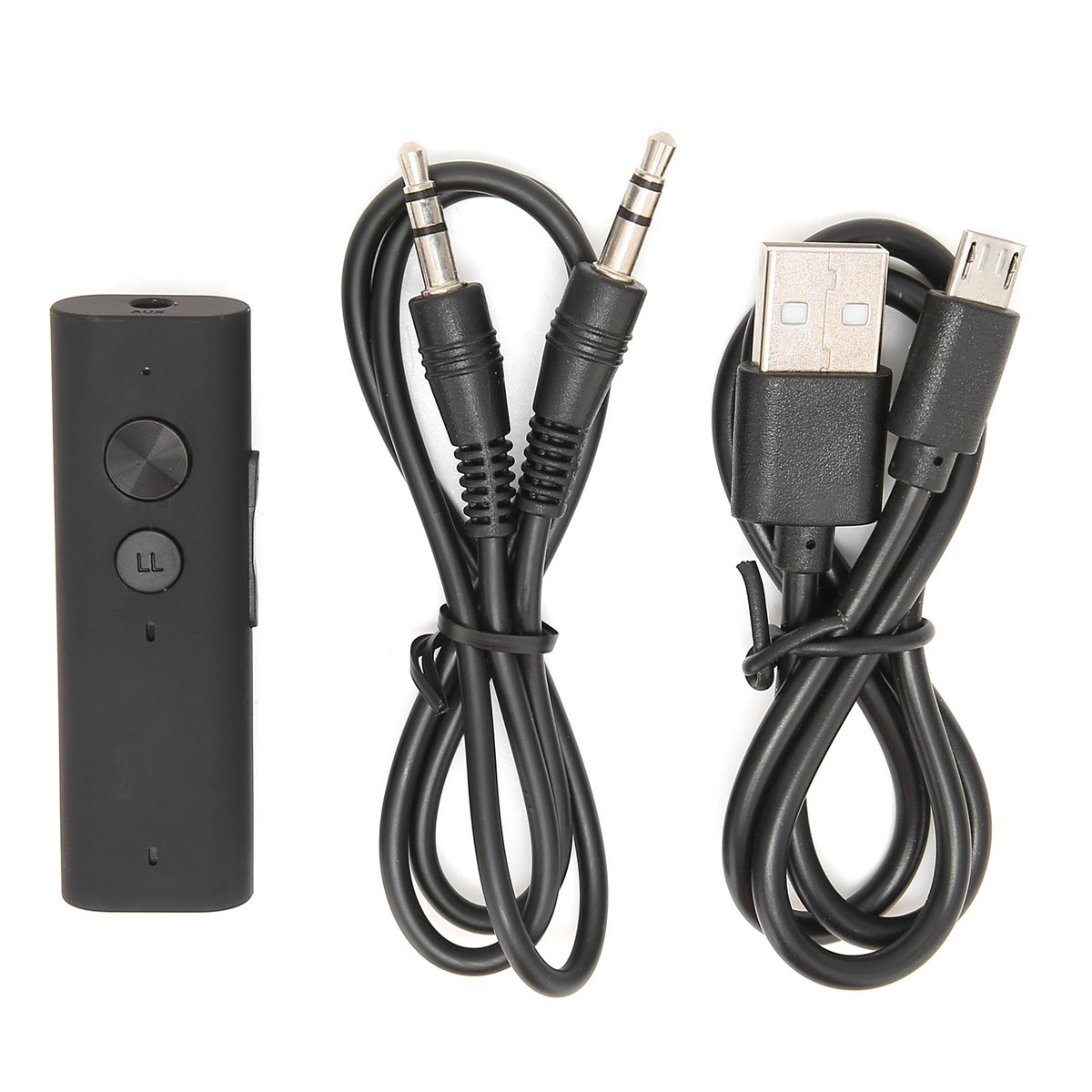 Schwarzer Audioadapter mit einem USB-Kabel und zwei Audiokabeln. Weißer Hintergrund.