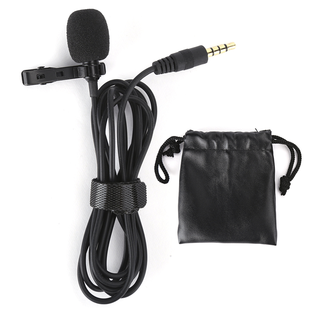 Schwarzes Mikrofon mit Clip, Kabel und schwarzem Tragebeutel.