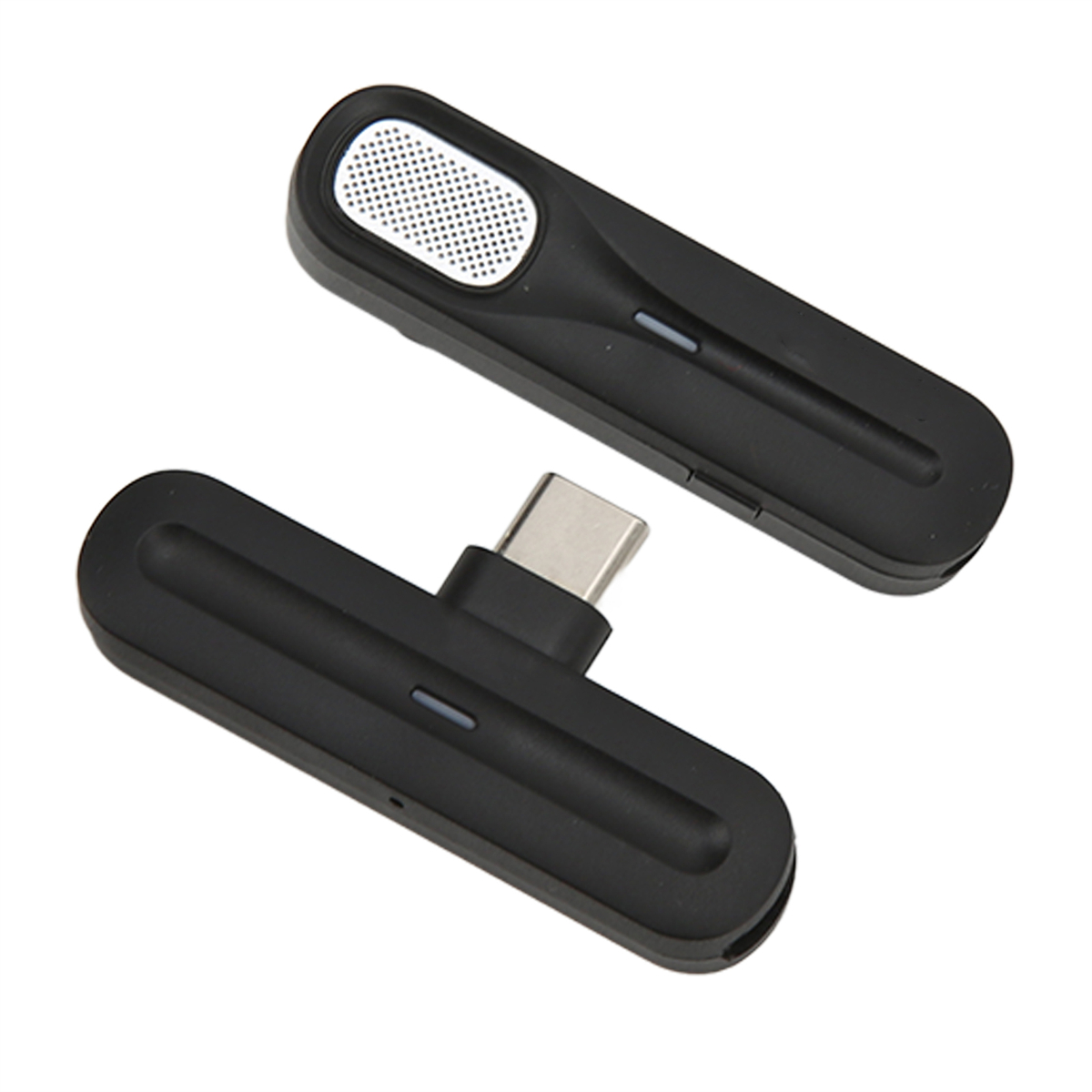 Zwei schwarze drahtlose Mikrofone mit USB-C-Anschluss. Sie haben ein schlankes und modernes Design.