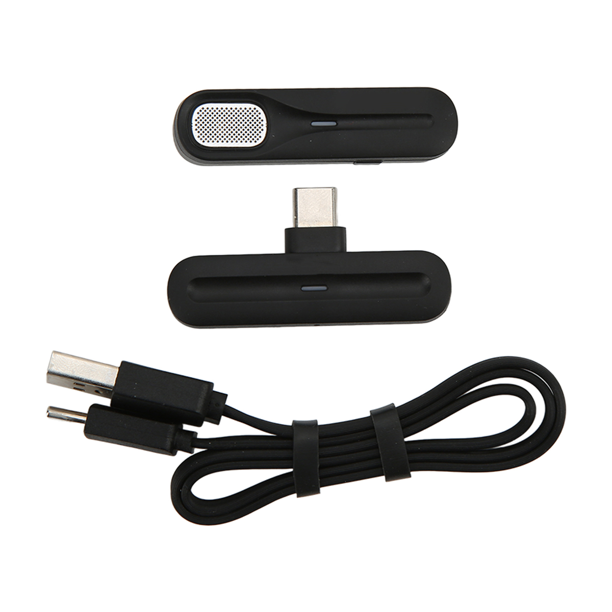 Schwarzer Audio-Sender und -Empfänger mit USB-C-Anschluss und Kabel. Mit Mikrofon und USB-Kabel.