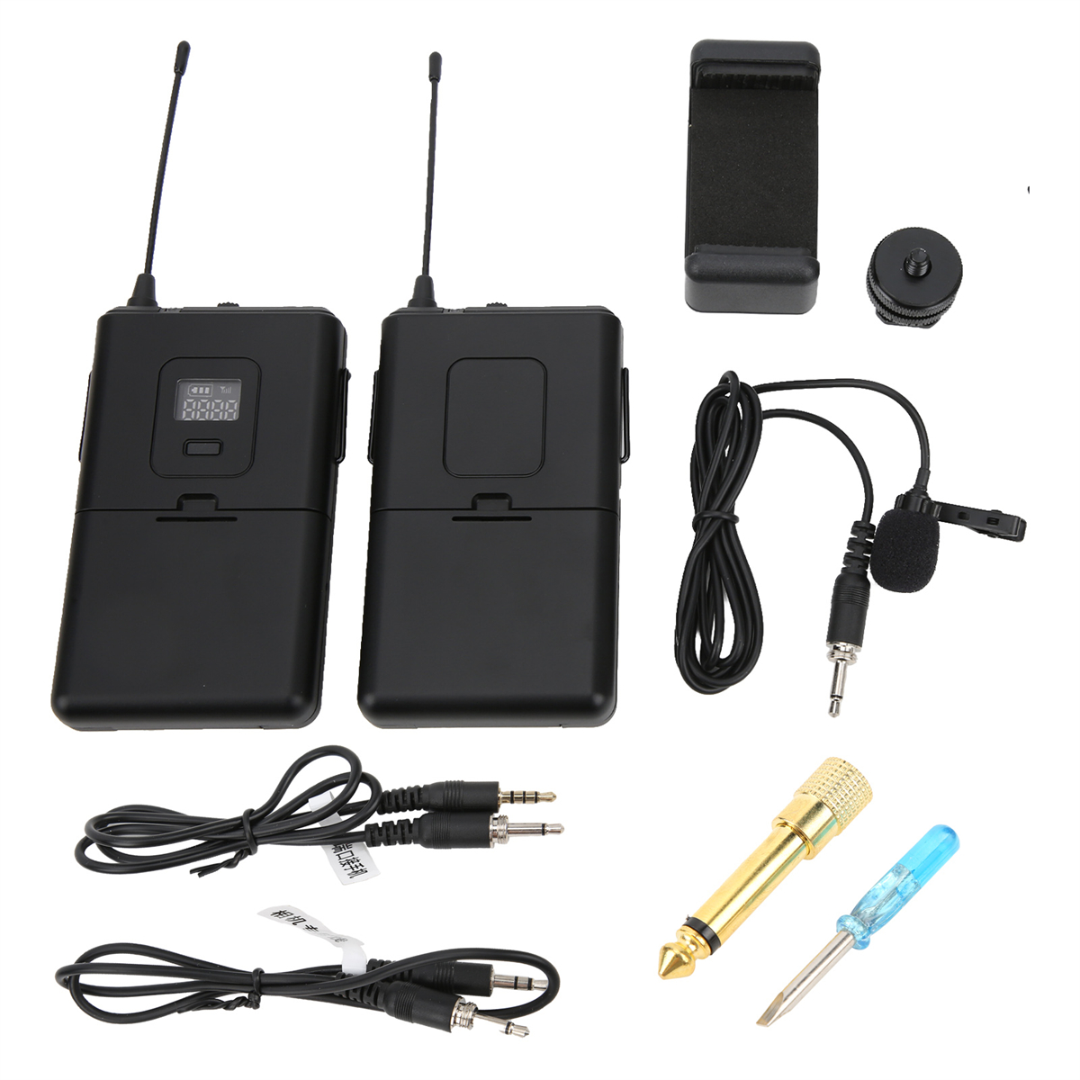 Eine Sammlung schwarzer Audiogeräte. Enthält zwei Sender, Kabel und ein Mikrofon.