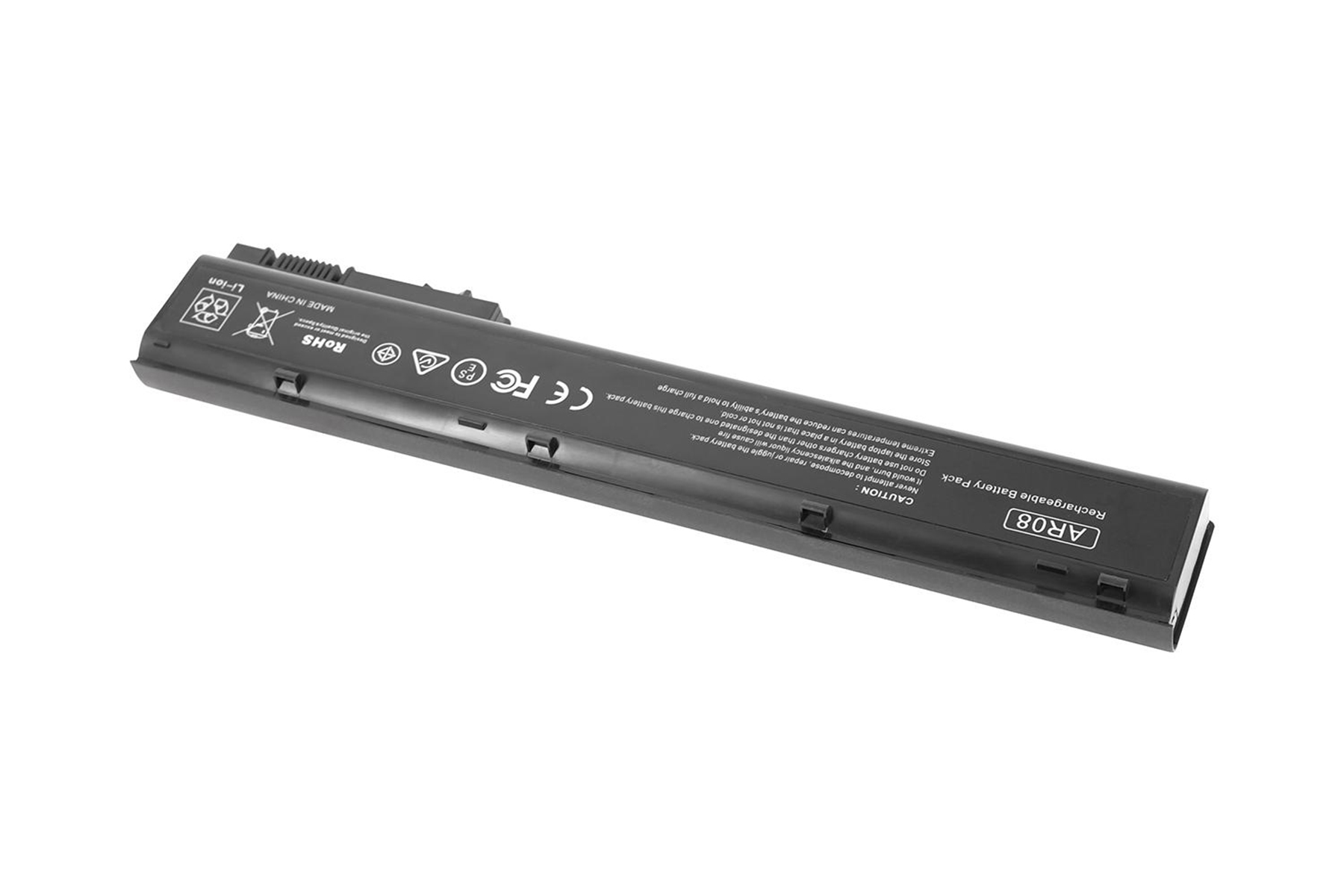 Ein schwarzer Laptop-Akku mit weißem Text und einem Etikett. Er befindet sich vor weißem Hintergrund.
