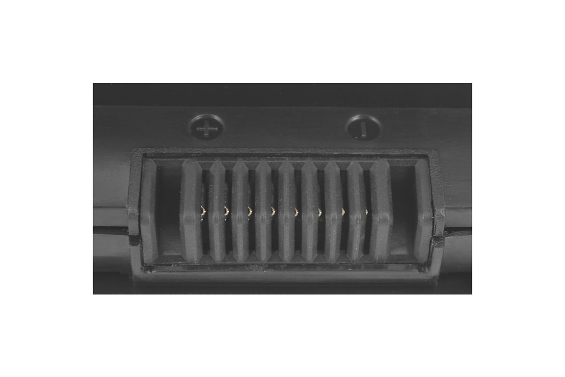 Anschluss einer Batterie, schwarzer Kunststoff mit Metallkontakten, Nahaufnahme.