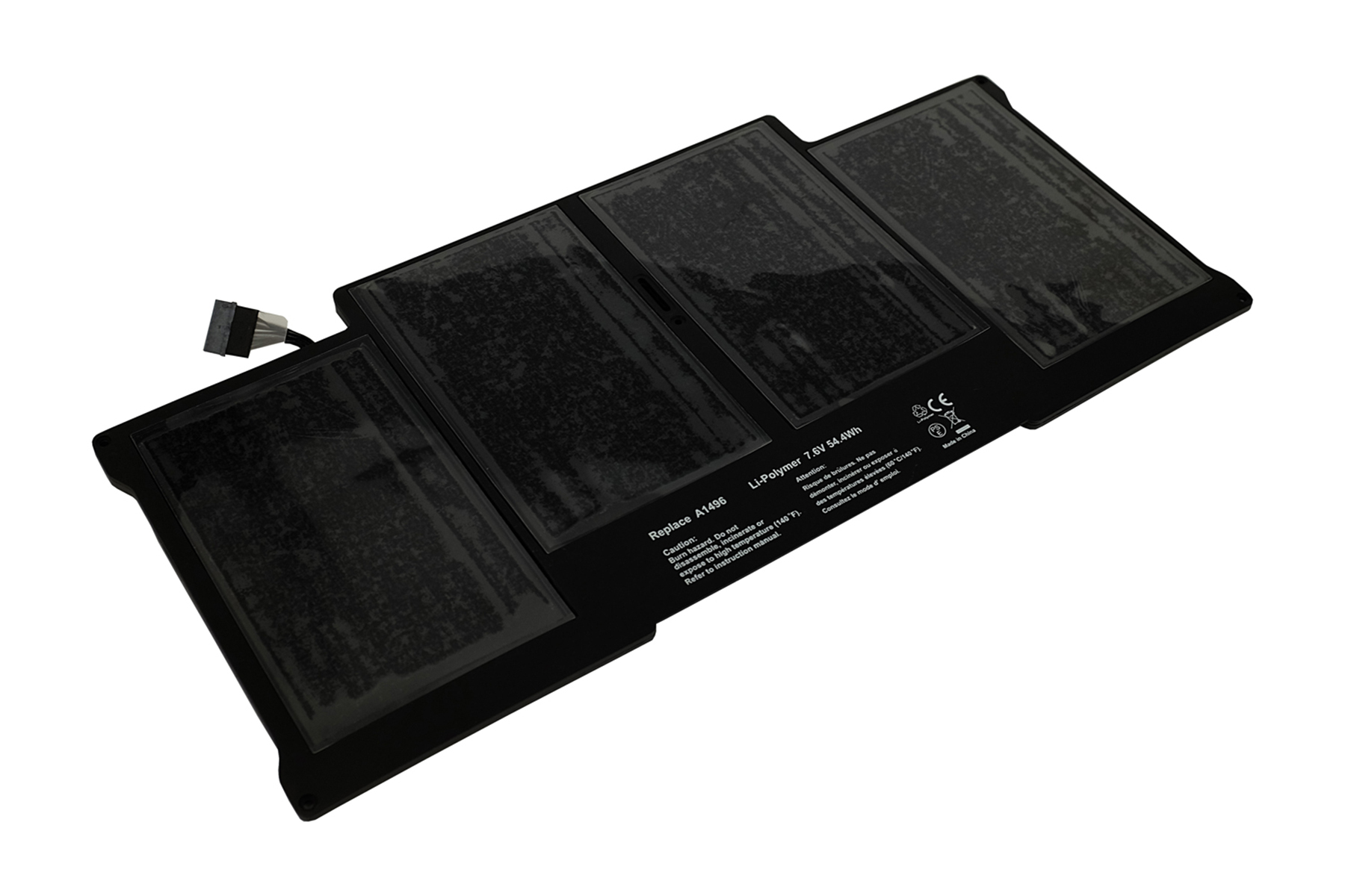 Ein schwarzer Laptop-Akku mit vier Abschnitten. Er hat ein Anschlusskabel und Etiketten, isoliert auf Weiß.