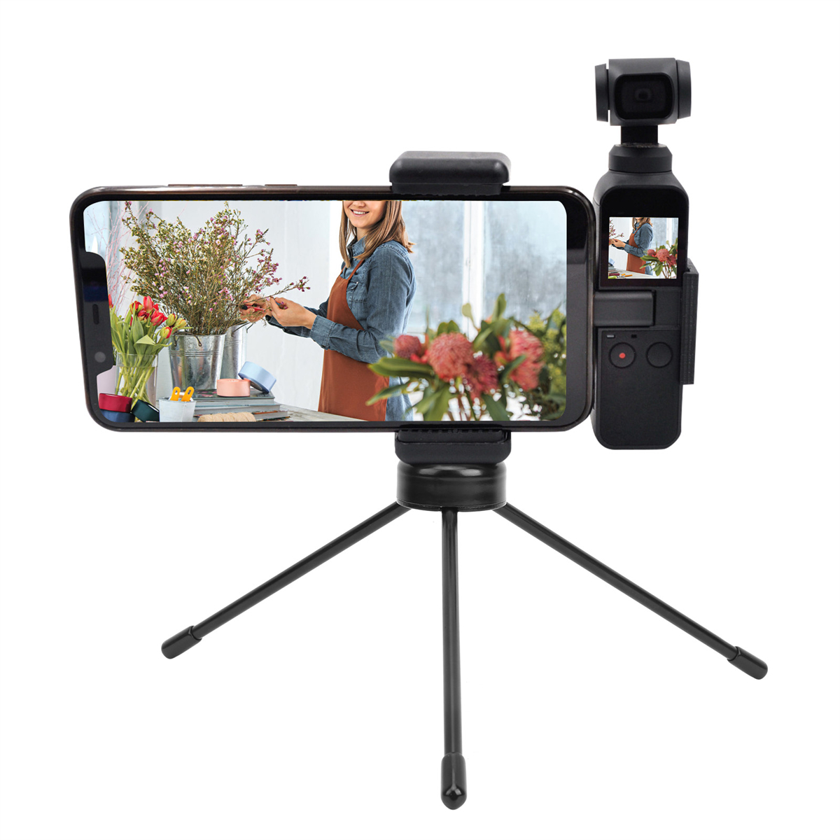 Smartphone auf Stativ, der eine Frau bei der Blumenarrangierung aufzeichnet. Eine Handkamera nimmt die Szene auf.