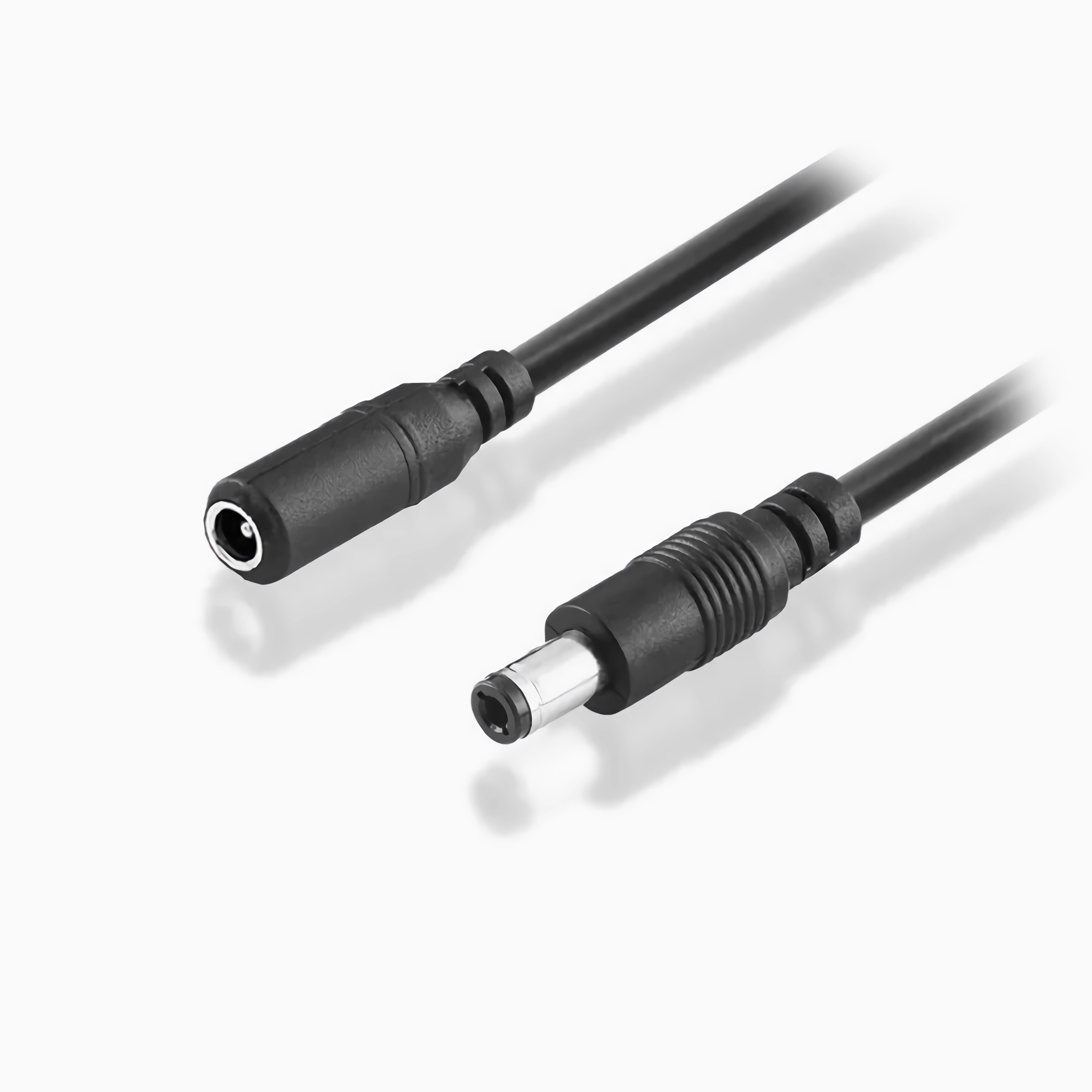 Schwarzes Kabel mit Buchse und Stecker, beide einander zugewandt.