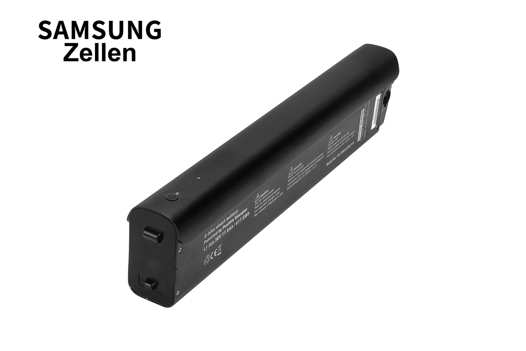 Schwarzer, rechteckiger Akku mit Samsung Zelle Logo. Aus einem Winkel betrachtet.