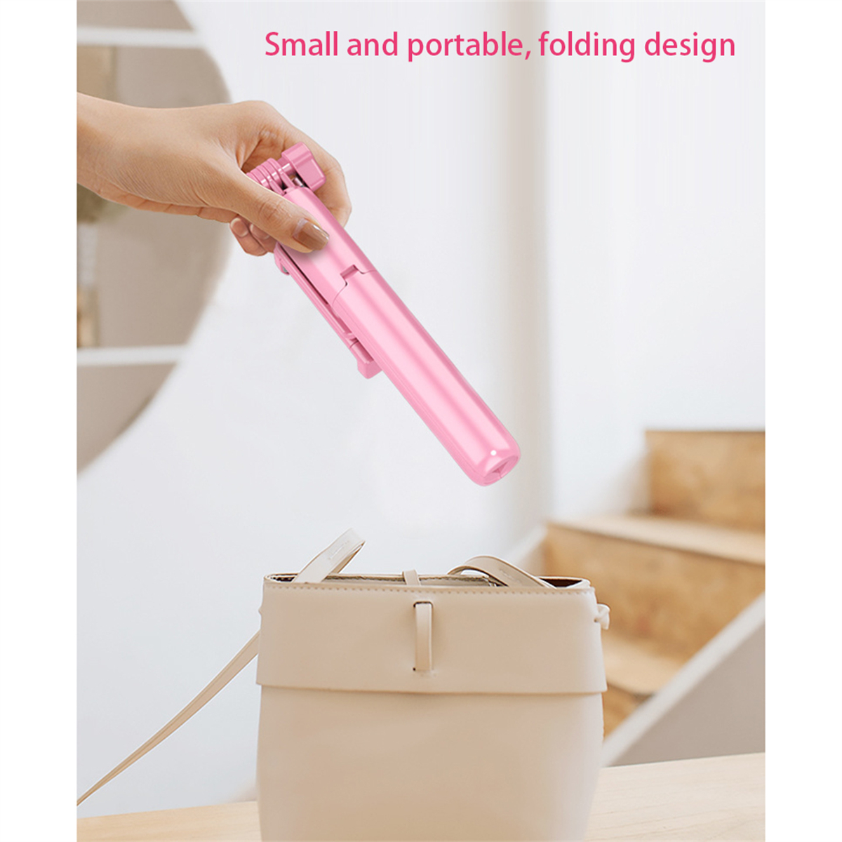 Eine Hand legt einen pinkfarbenen Selfie-Stick in eine beige Handtasche, weißer Hintergrund mit Text.