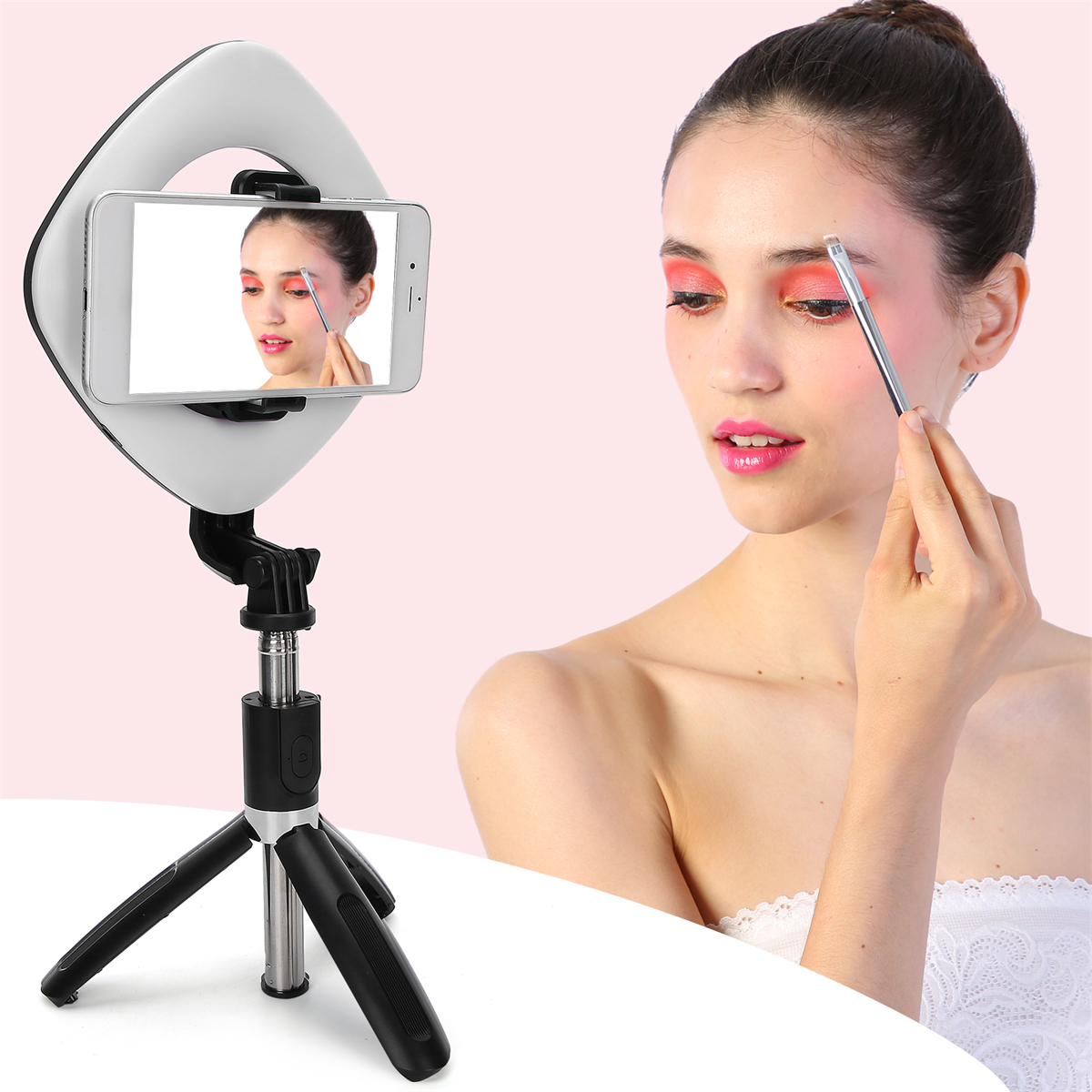 Eine Frau trägt Make-up mit einem Pinsel auf und benutzt ein Telefon in einem Ringlicht als Spiegel.