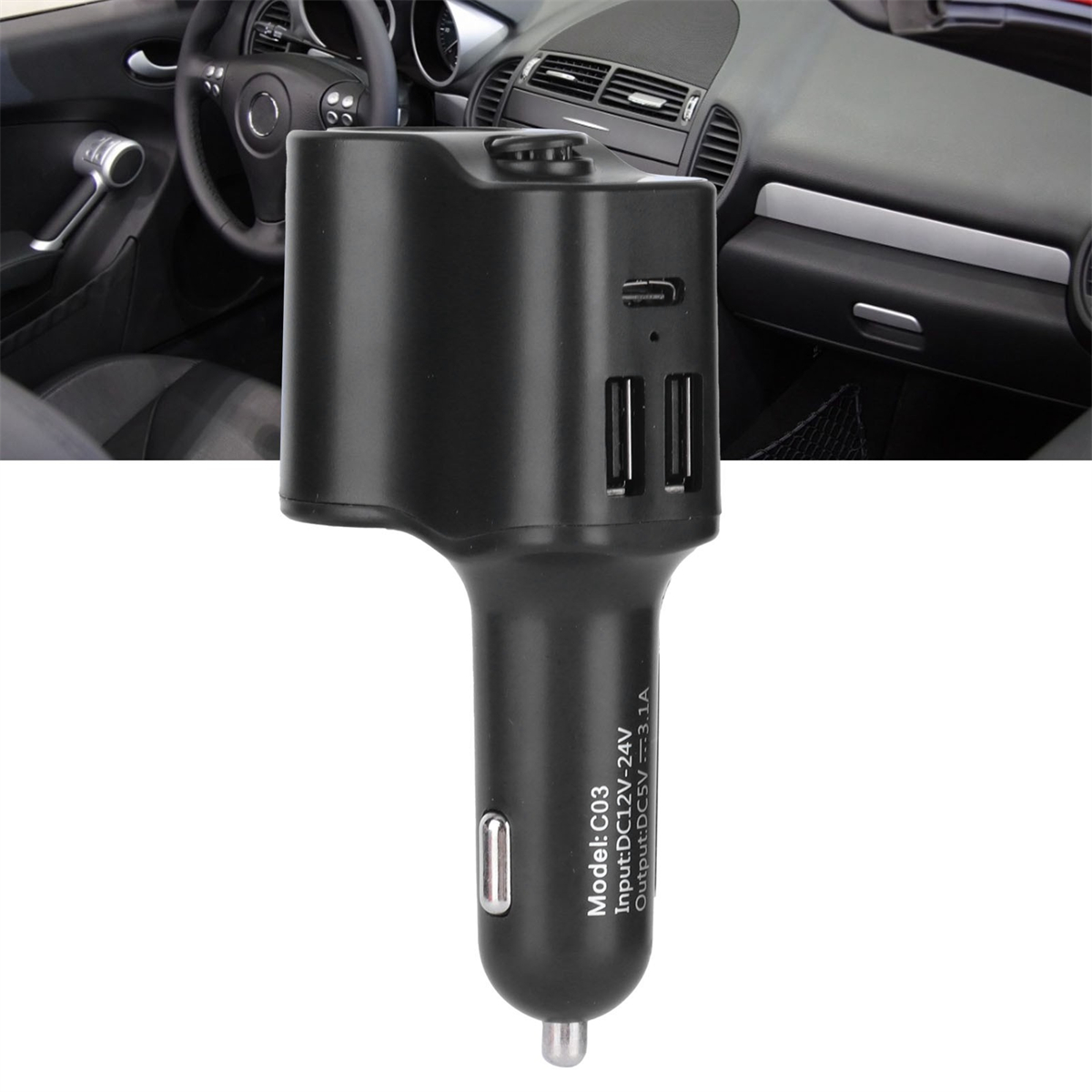 Schwarzes Autoladegerät mit USB-Anschlüssen, im Armaturenbrett eines Autos.