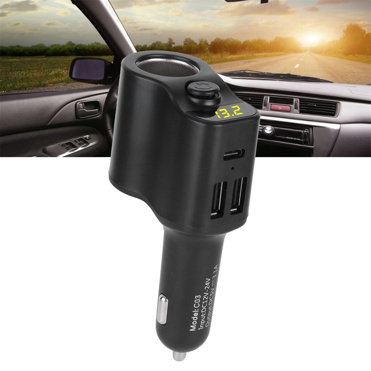 Ein schwarzes Autoladegerät mit Digitalanzeige, die '13.2' zeigt. USB-Anschlüsse sind unter der Anzeige sichtbar.