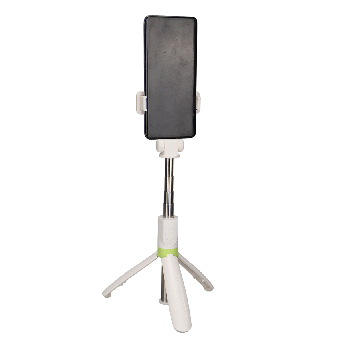 Ein weißer Selfie-Stick mit einer Telefonhalterung. Das Telefon ist schwarz und der Hintergrund ist weiß.