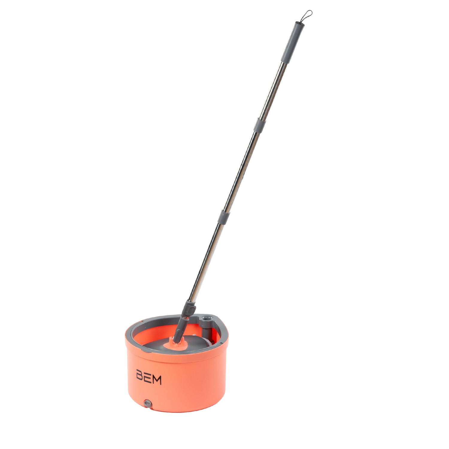 Ein orangefarbener Moppeimer mit langem, silbernen Griff. Der Eimer hat das Wort BEM darauf.