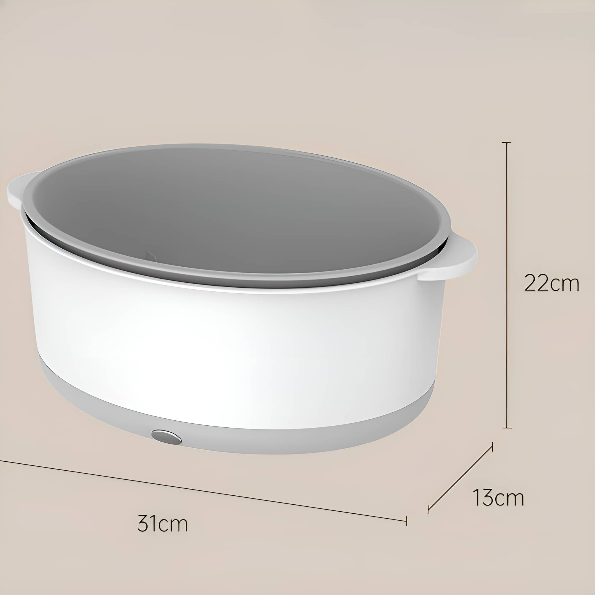 Ein weißer und grauer Slow Cooker mit beschrifteten Abmessungen auf cremefarbenem Hintergrund.