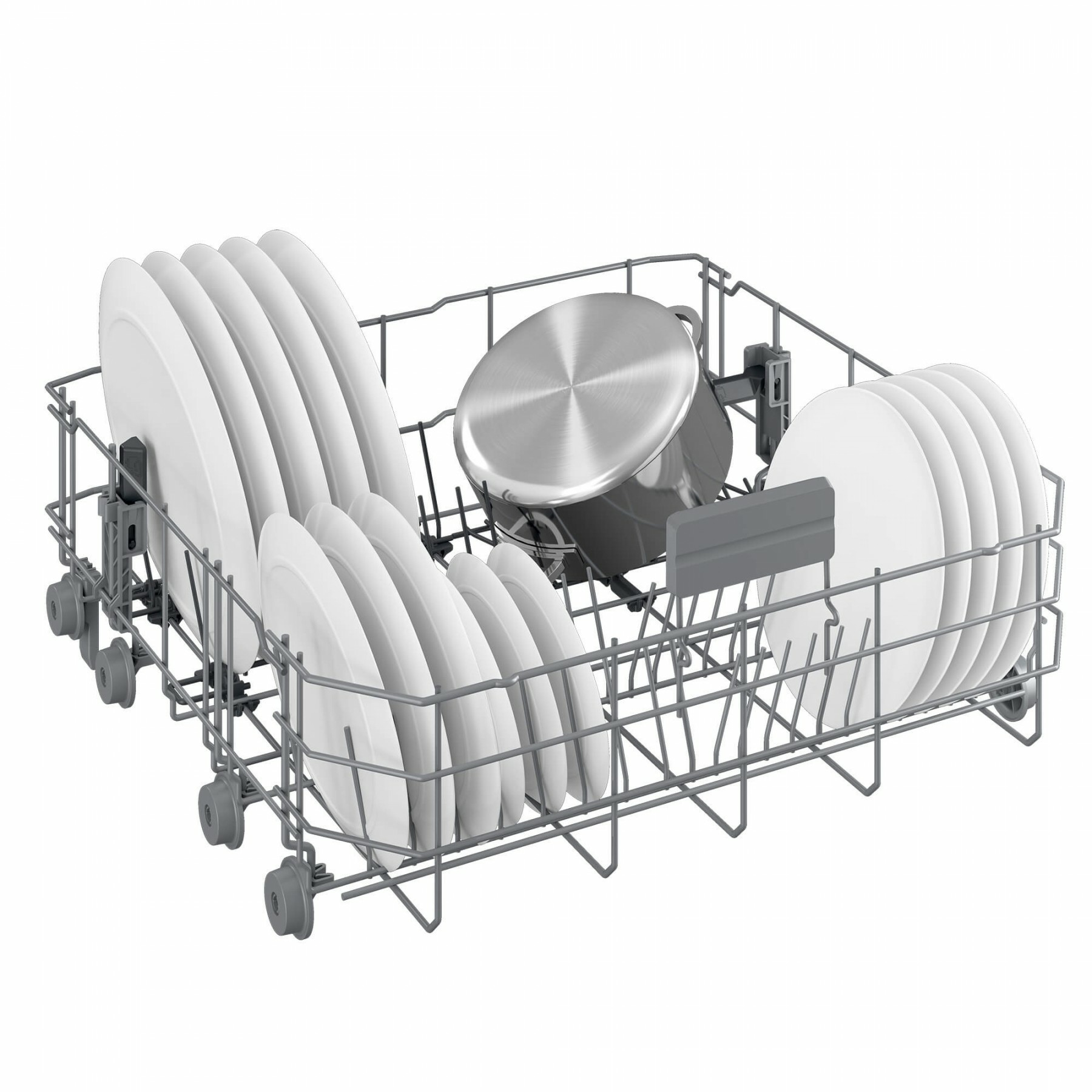 Wnętrze zmywarki wypełnione talerzami i srebrnym garnkiem w metalowym koszu.