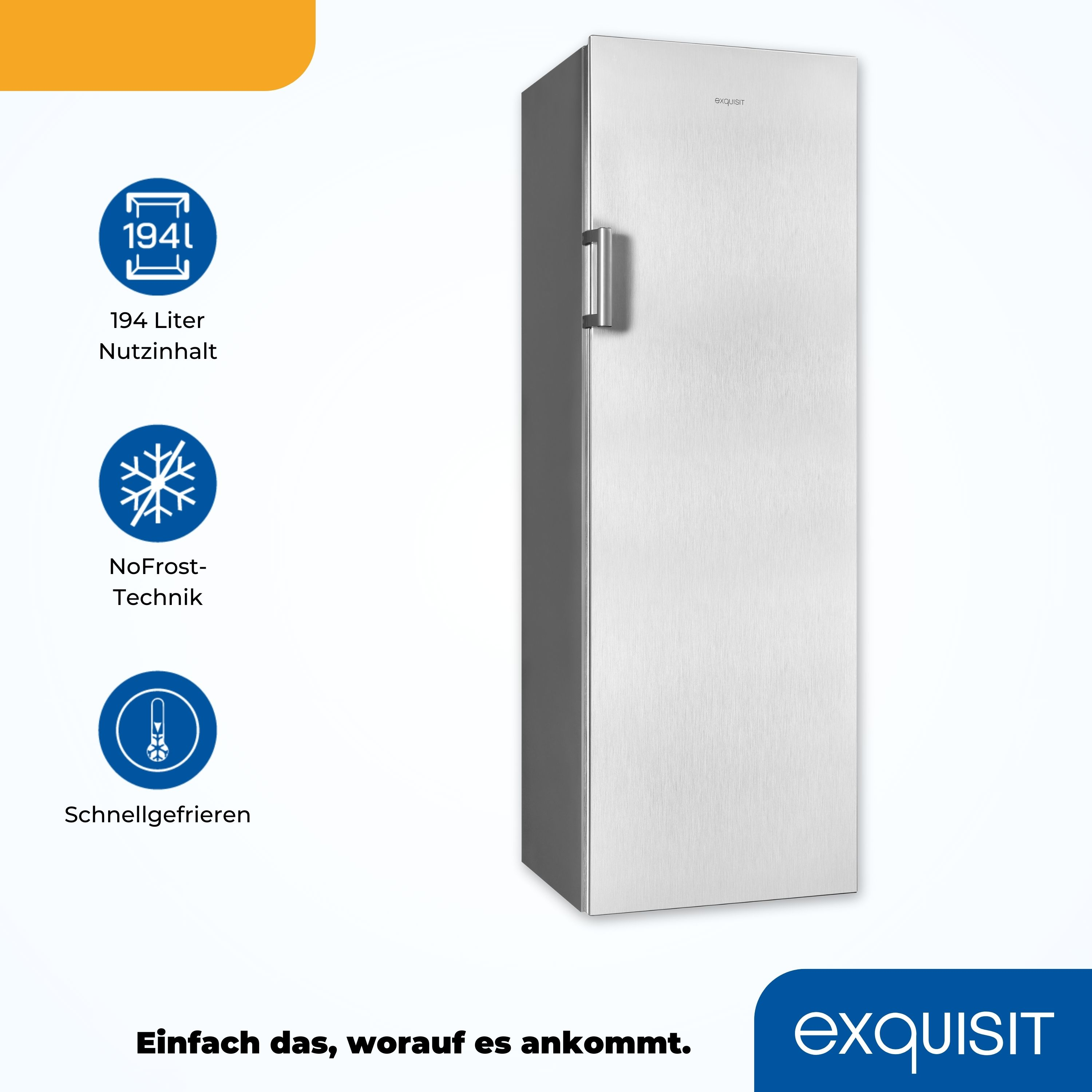 Ein weißer Exquisit-Kühlschrank, hoch und schlank. Er hat einen Griff und einen hellblauen Hintergrund.