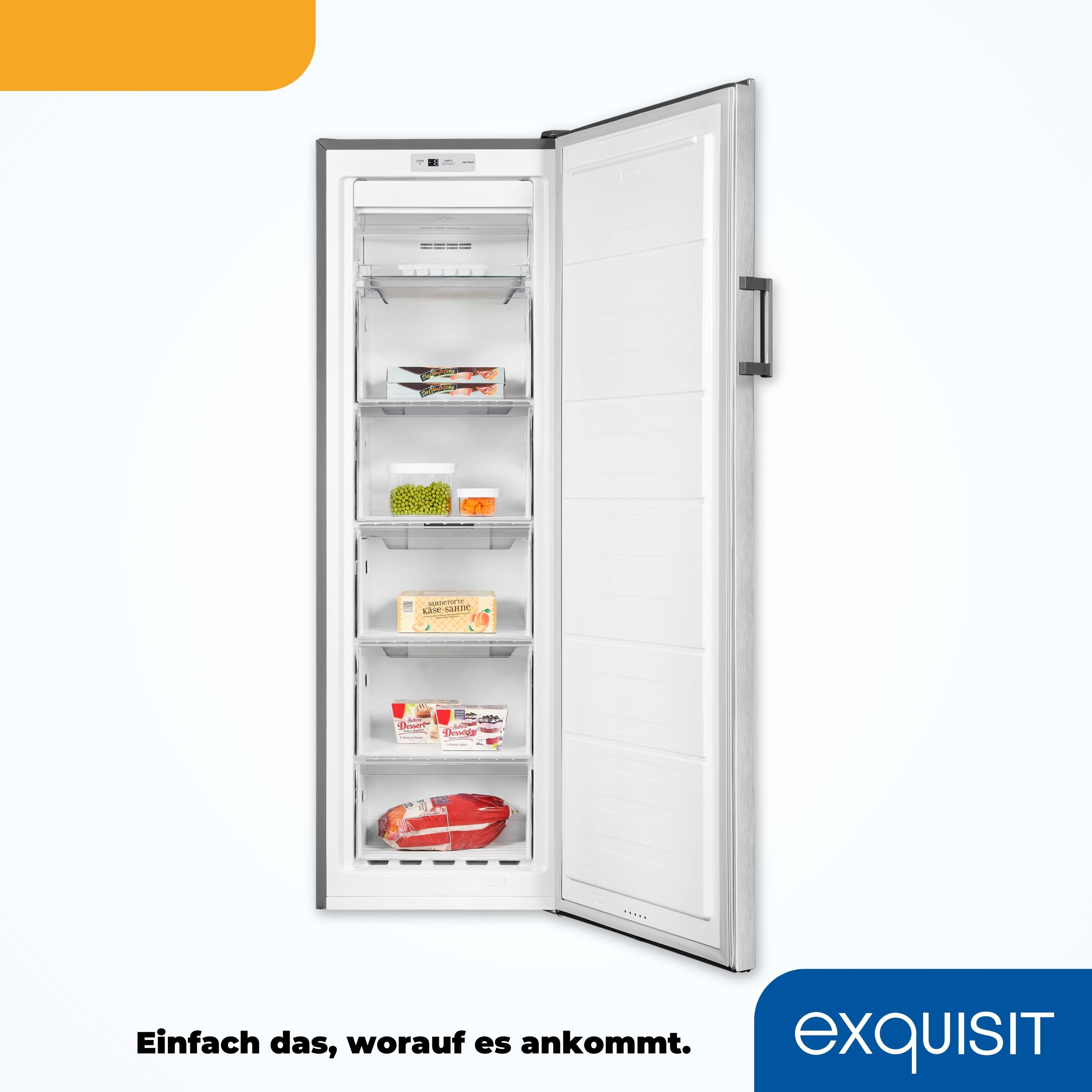 Ein geöffneter Exquisit-Gefrierschrank, der das Innere mit Regalen und Produkten zeigt, auf weißem Hintergrund.