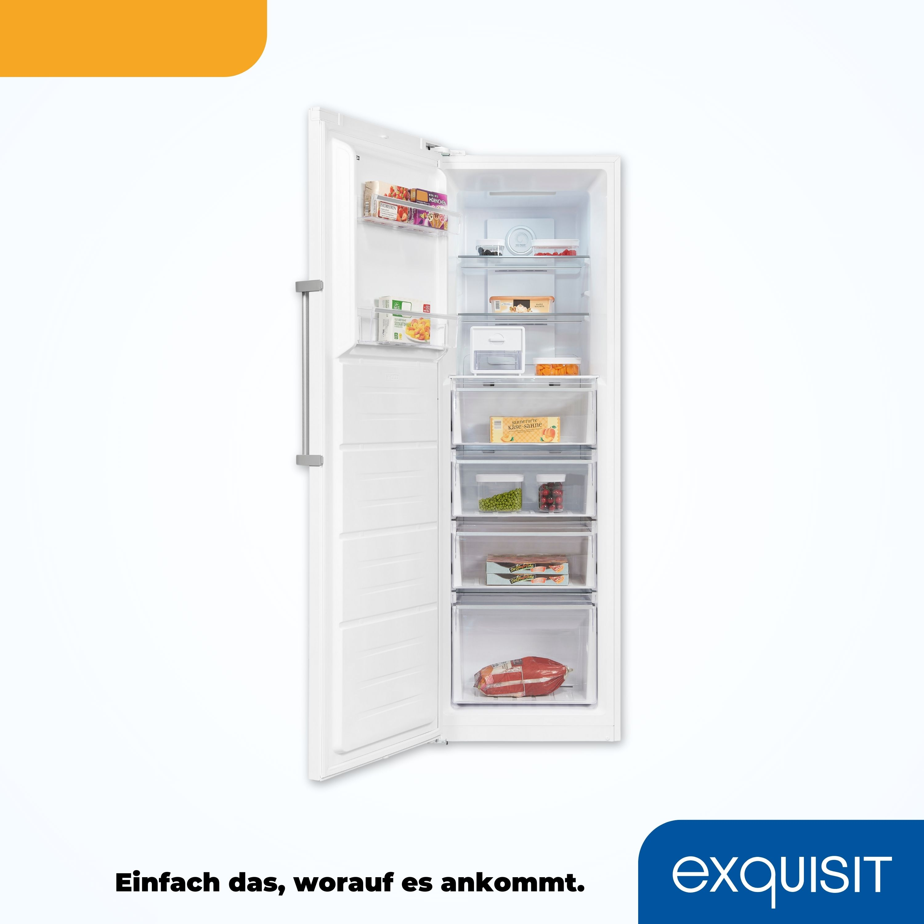 Weißer Kühlschrank mit offener Tür. Innen Regale, Schubladen und verschiedene Lebensmittel. Marke: Exquisit.