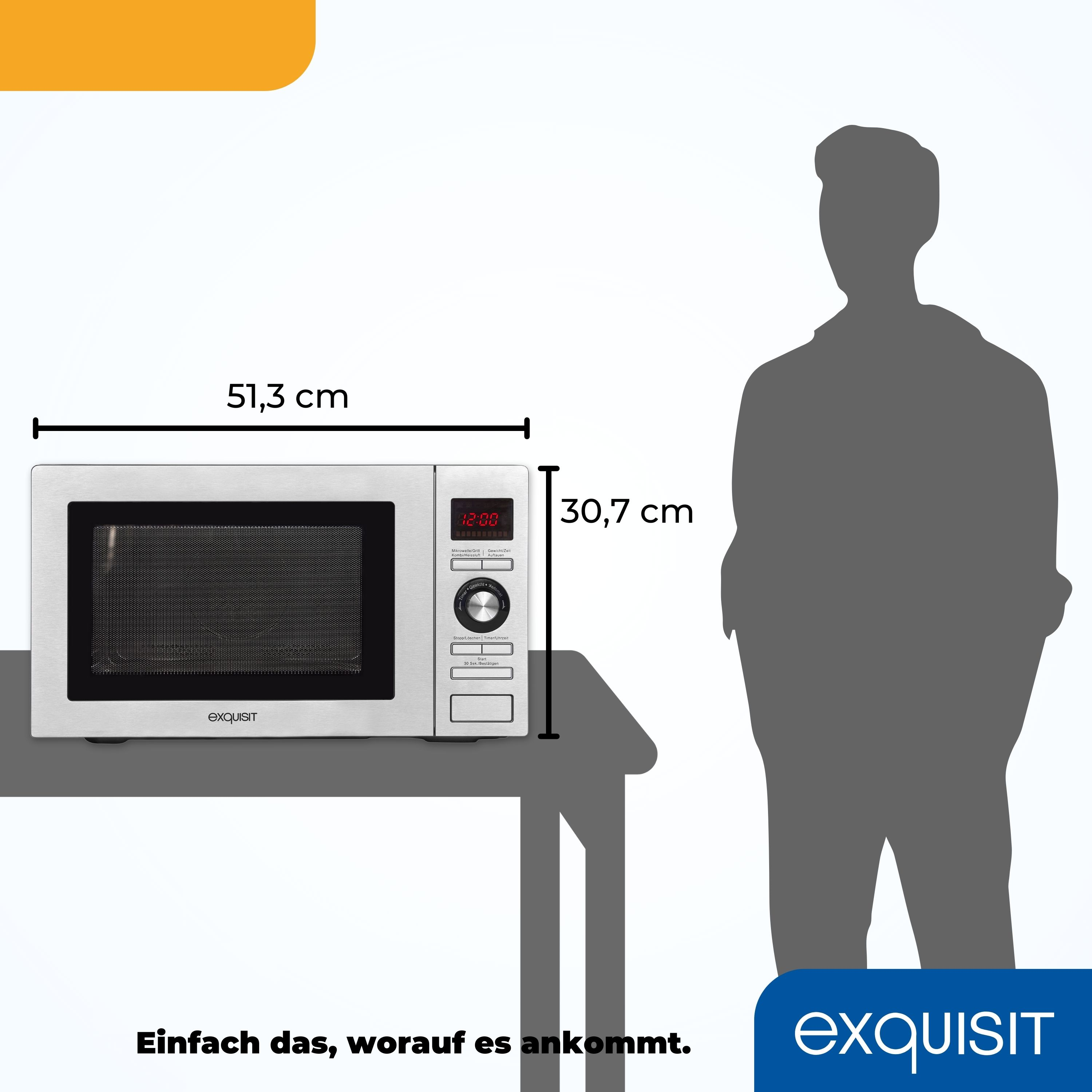 Eine silberne Mikrowelle auf einem Tisch. Eine Person steht daneben. Die Mikrowelle ist 51,3 cm breit und 30,7 cm hoch.