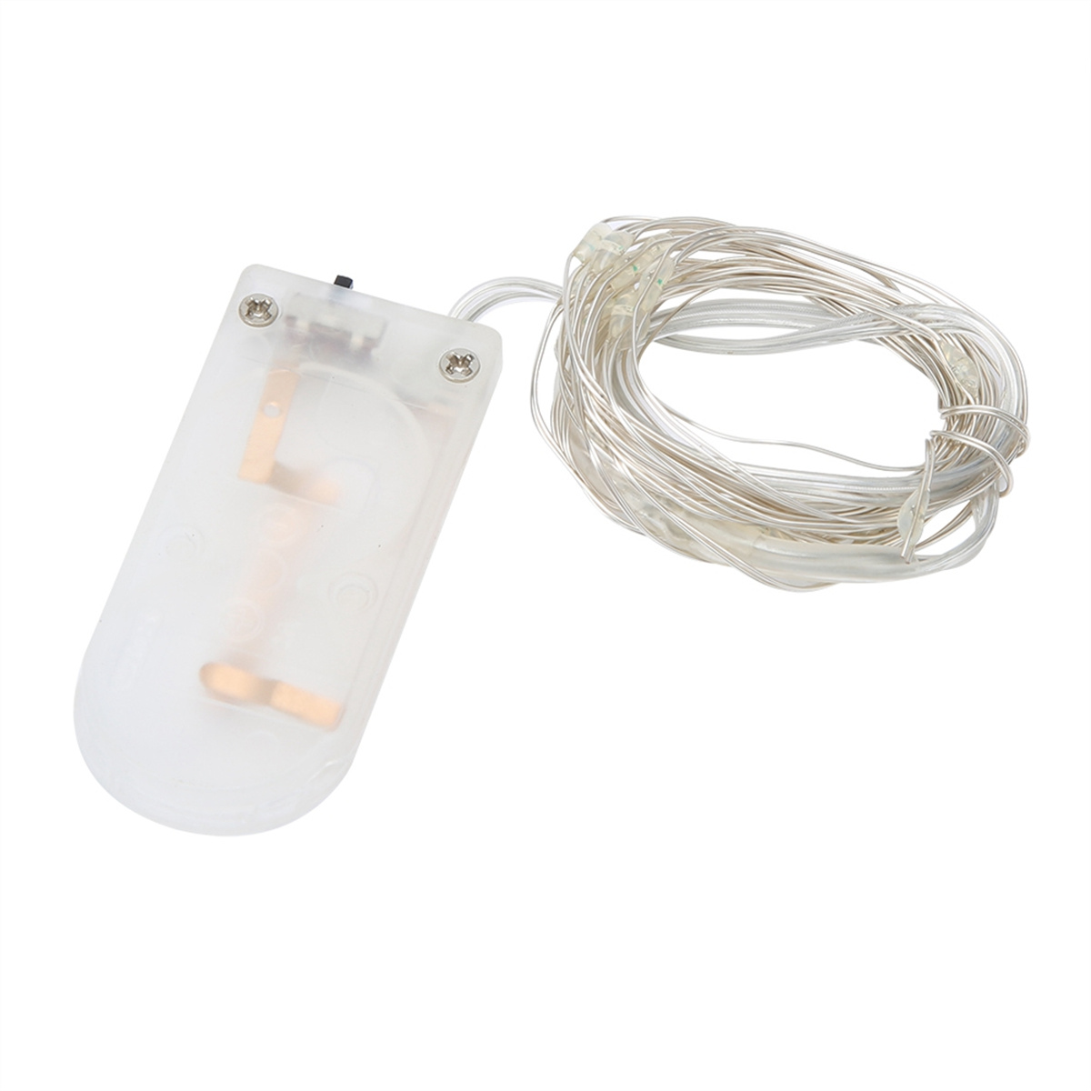 Transparenter Batteriehalter mit aufgerollten silbernen Drahtlichtern. Weißer Hintergrund.