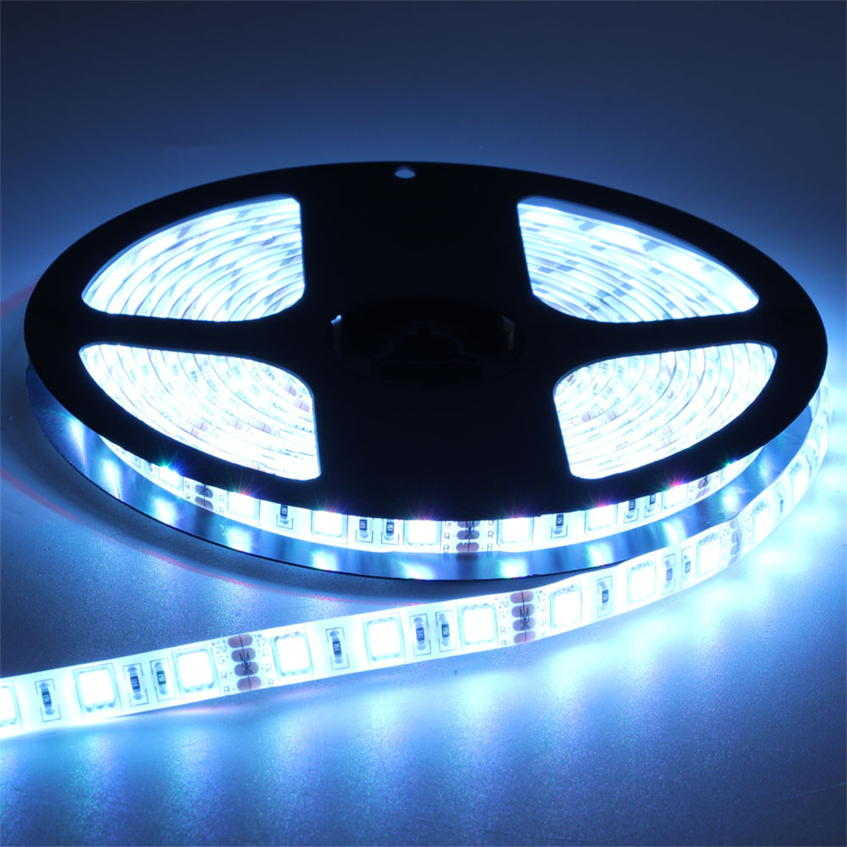 Eine Rolle blauer LED-Streifen. Die Lichter sind an und strahlen blau.
