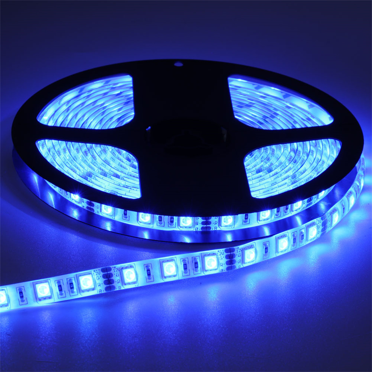 Eine Rolle blauer LED-Streifen. Die Lichter sind an und zeigen blaue Beleuchtung.