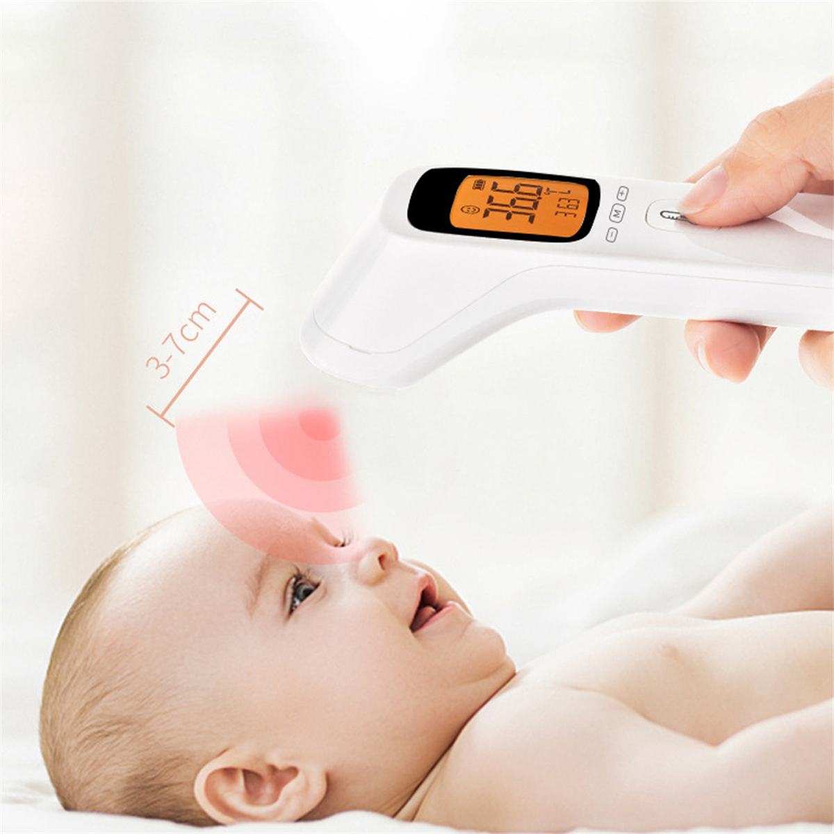 Der Kopf eines Babys wird mit einem Infrarot-Thermometer gescannt, eine Hand hält das Gerät.